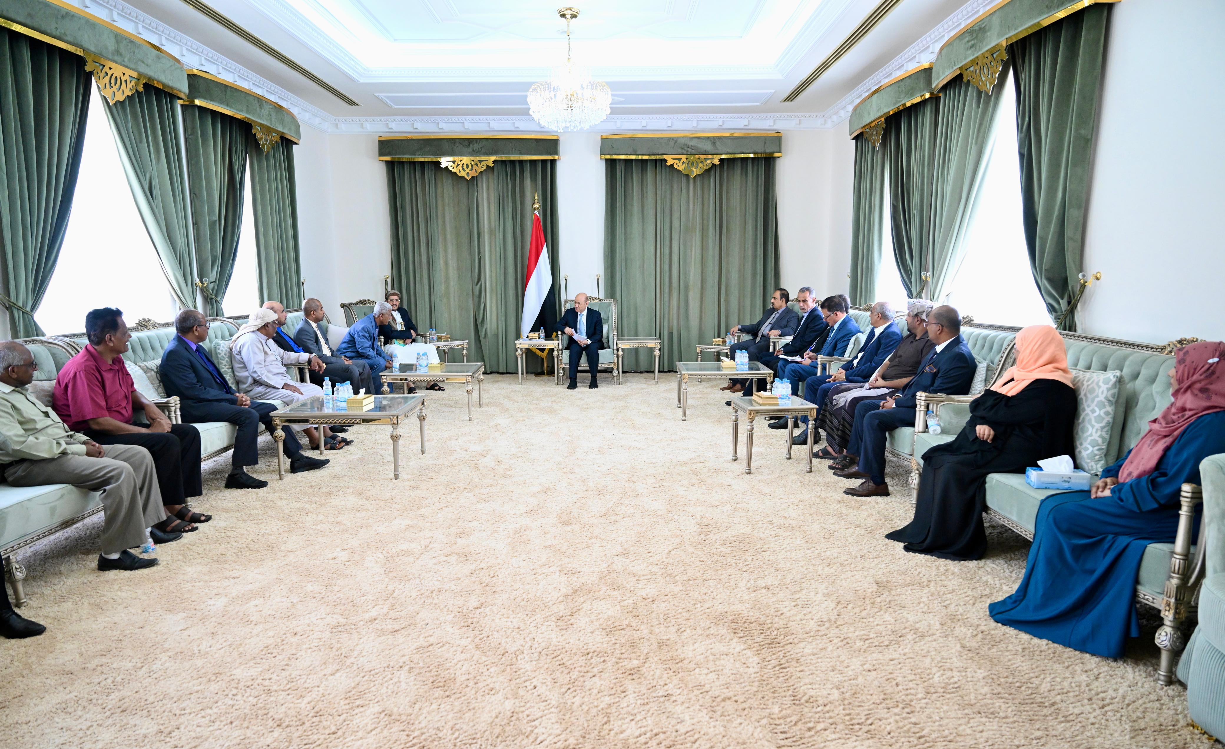 President Al-Alimi meets with representatives of Judiciary in Hadhramout