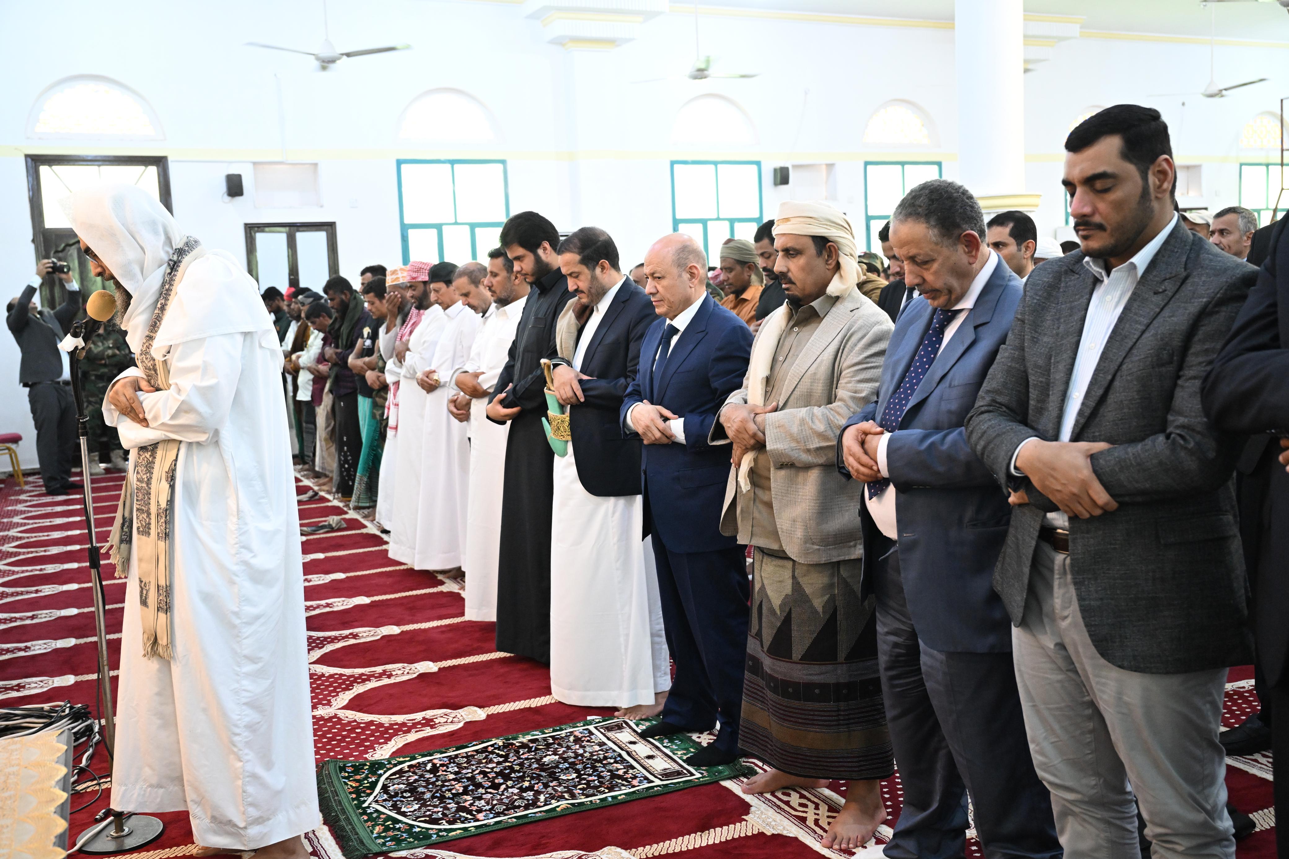 President Al-Alimi along with sheikh Othman Mujali, and crowds of worshippers  perform  Friday ( Jumu'ah) prayer in Al-Mukalla