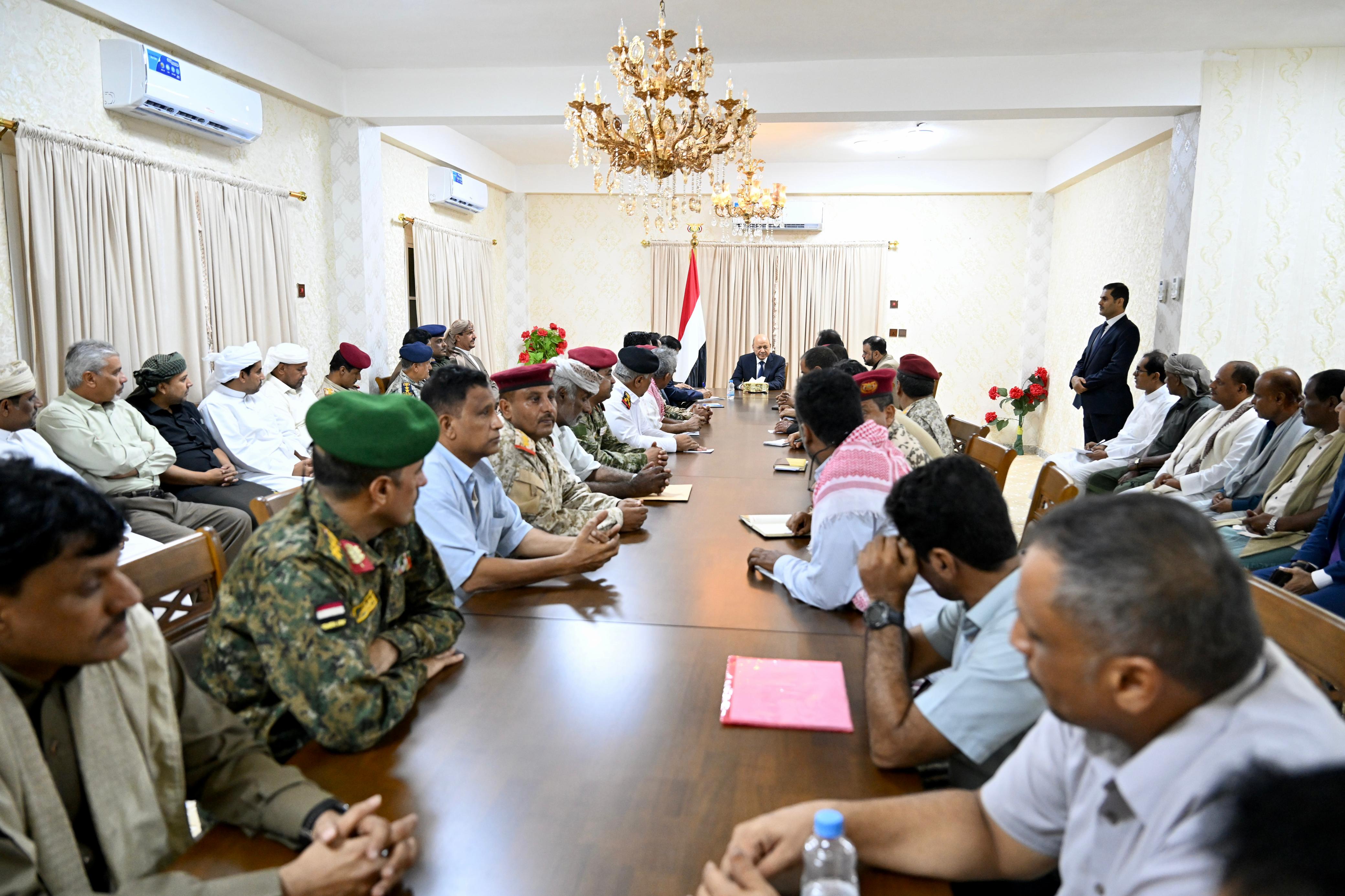 PRESIDENT AL- ALIMI HOLDS A MEETING WITH LOCAL AUTHORITY AND EXECUTIVE OFFICE OF AL-MAHRA   22 Oct 2023