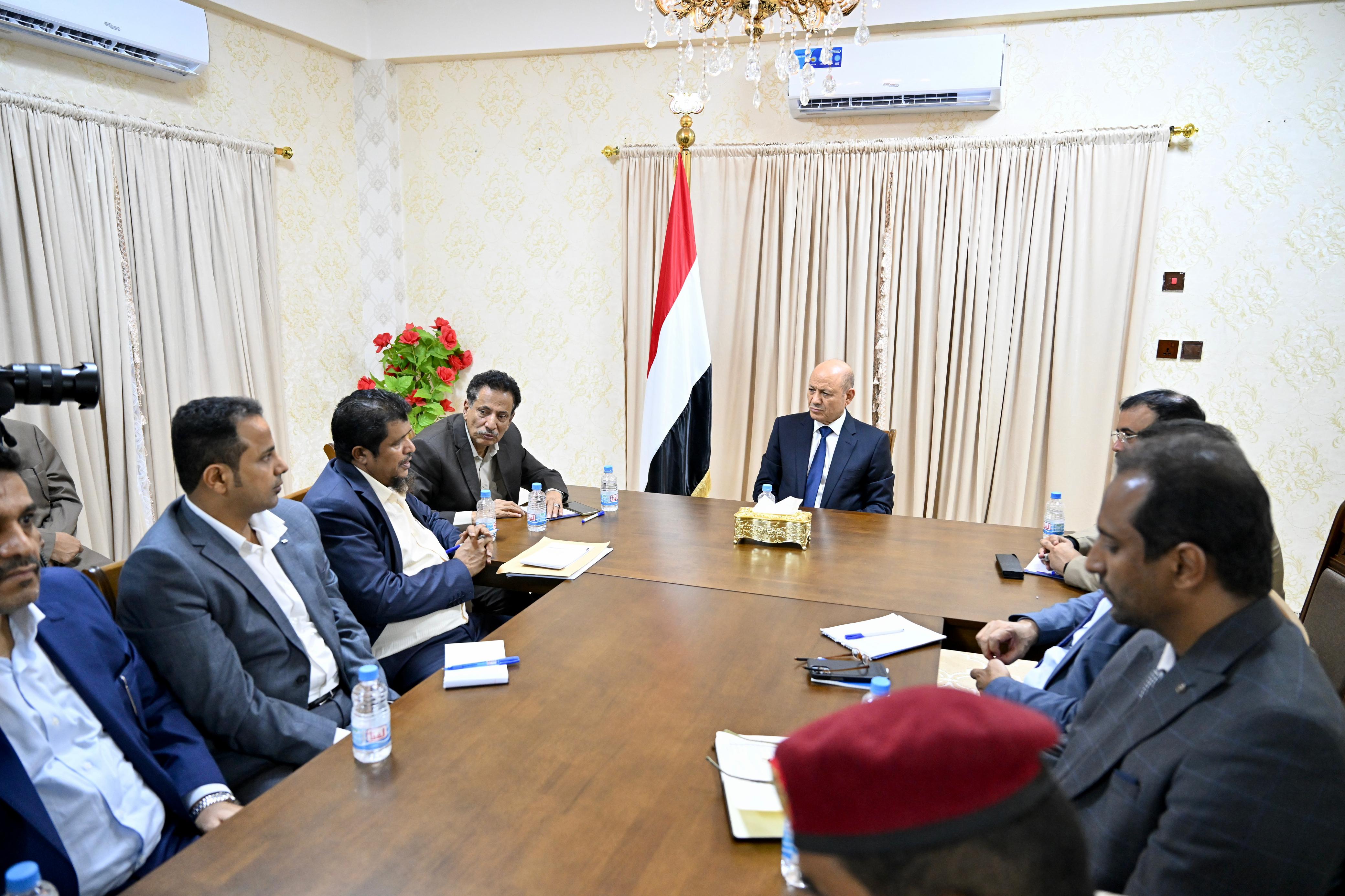 PRESIDENT AL- ALIMI HOLDS A MEETING WITH LOCAL AUTHORITY AND EXECUTIVE OFFICE OF AL-MAHRA   22 Oct 2023