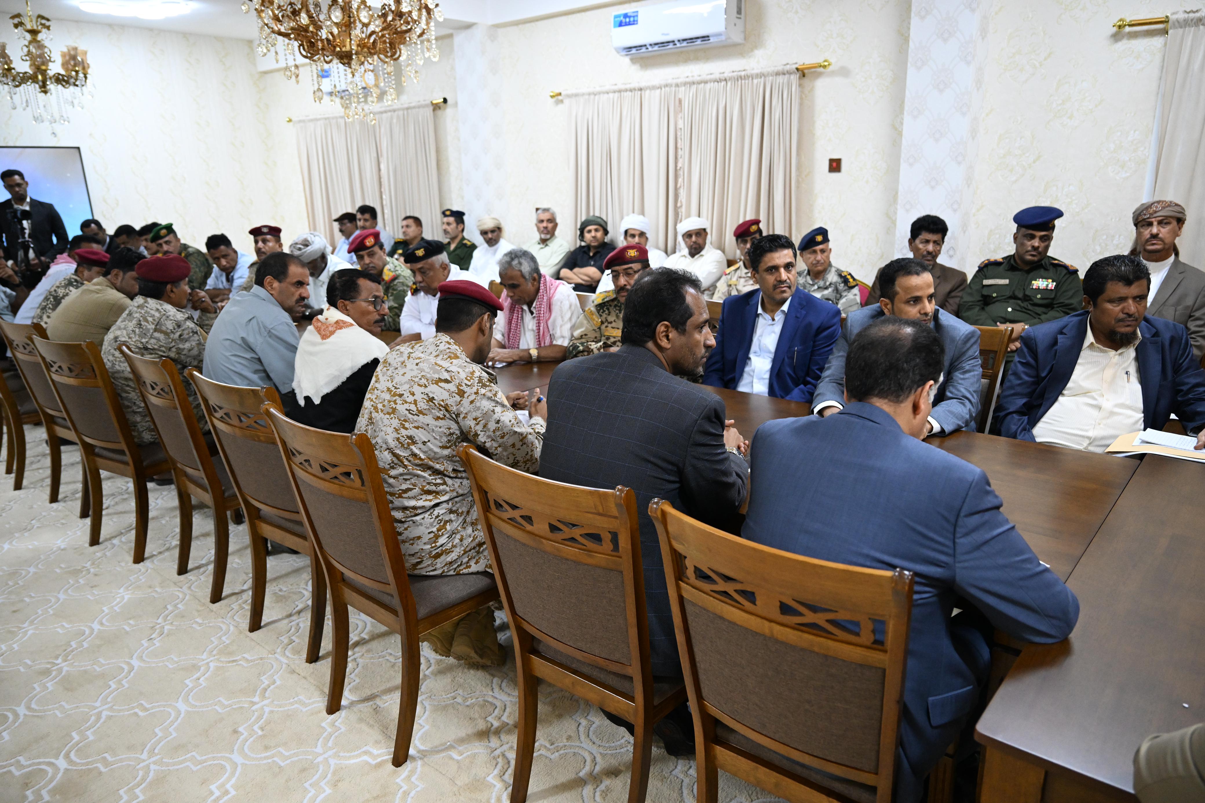 PRESIDENT AL- ALIMI HOLDS A MEETING WITH LOCAL AUTHORITY AND EXECUTIVE OFFICE OF AL-MAHRA   22 Oct 2023