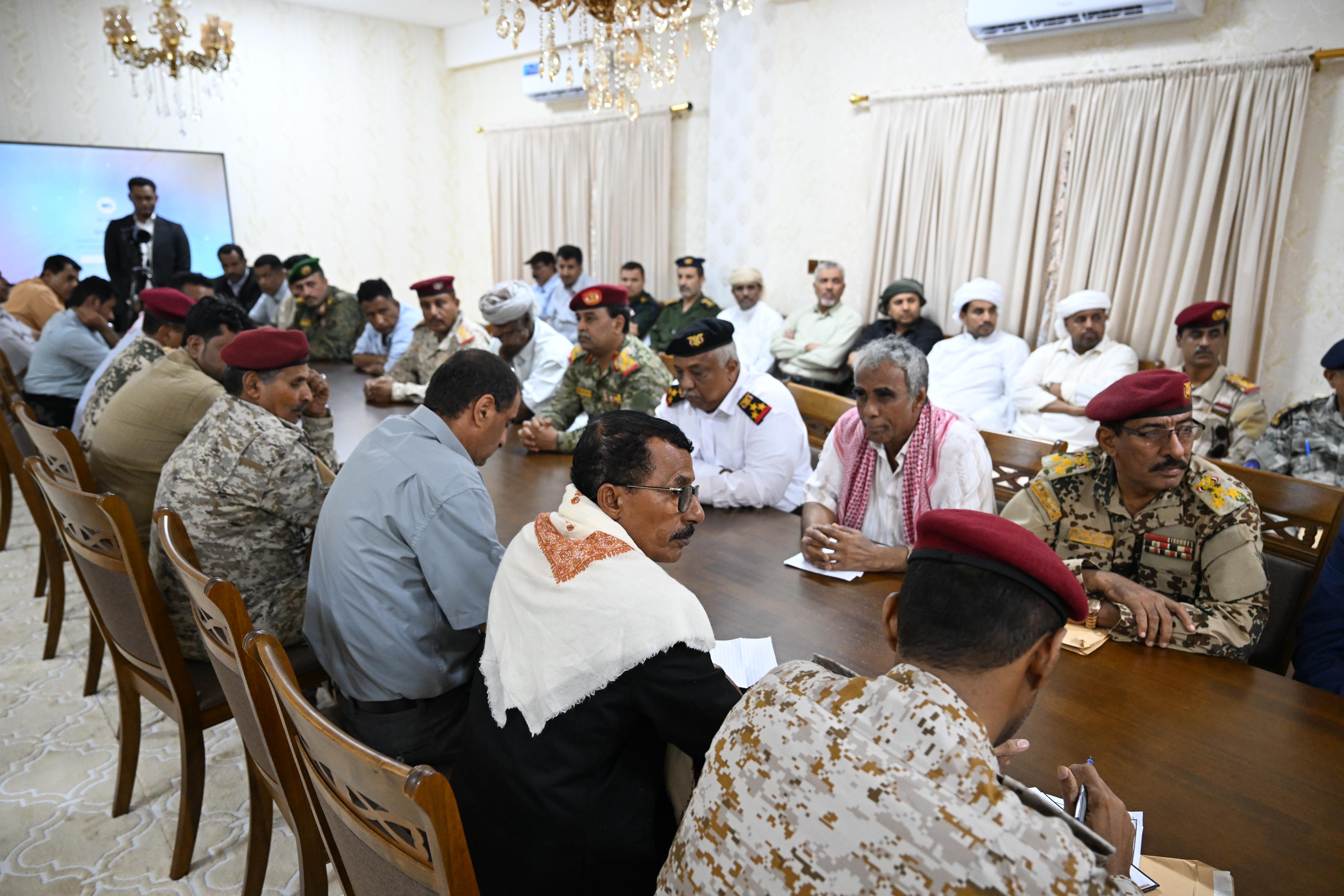 PRESIDENT AL- ALIMI HOLDS A MEETING WITH LOCAL AUTHORITY AND EXECUTIVE OFFICE OF AL-MAHRA   22 Oct 2023