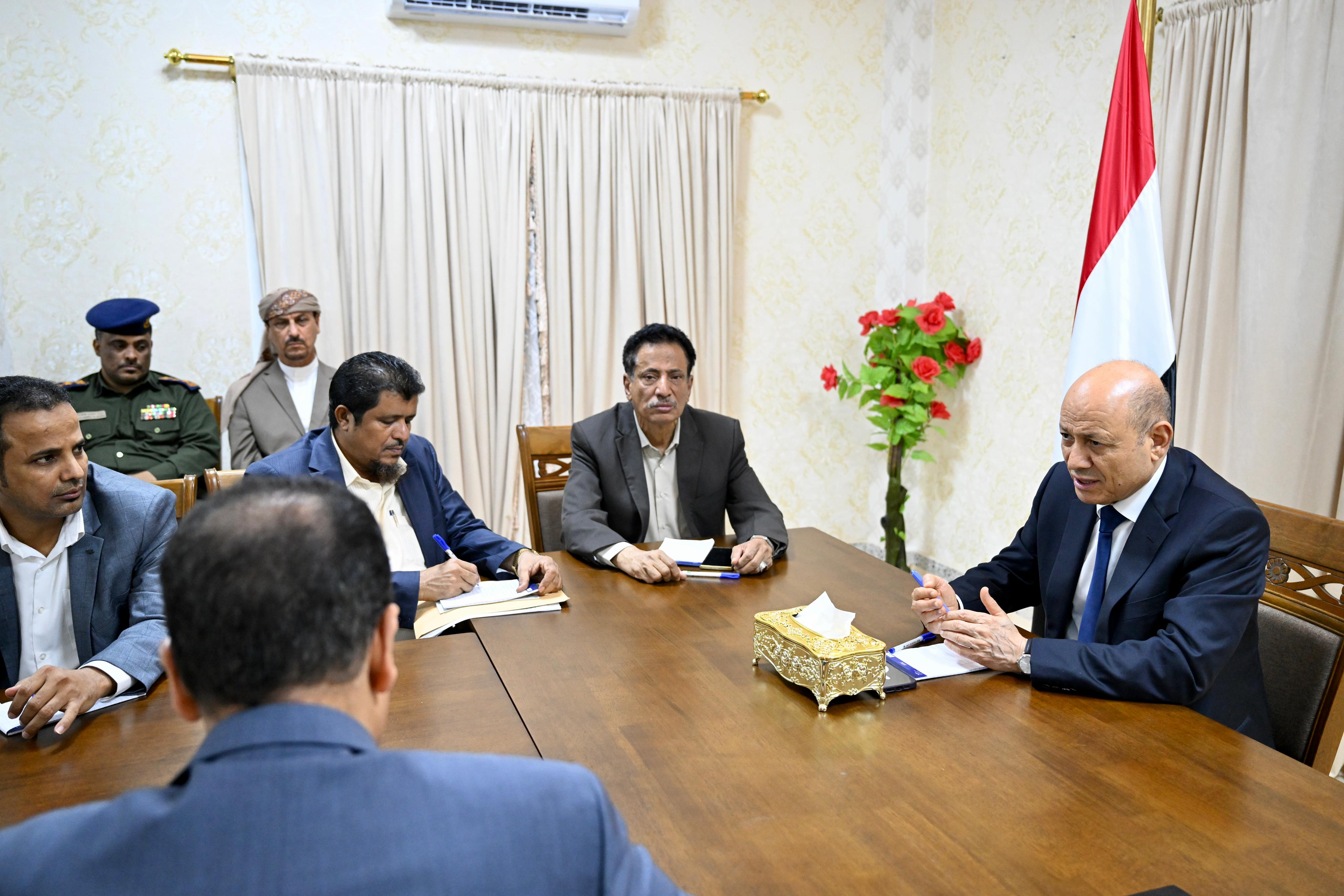 PRESIDENT AL- ALIMI HOLDS A MEETING WITH LOCAL AUTHORITY AND EXECUTIVE OFFICE OF AL-MAHRA   22 Oct 2023