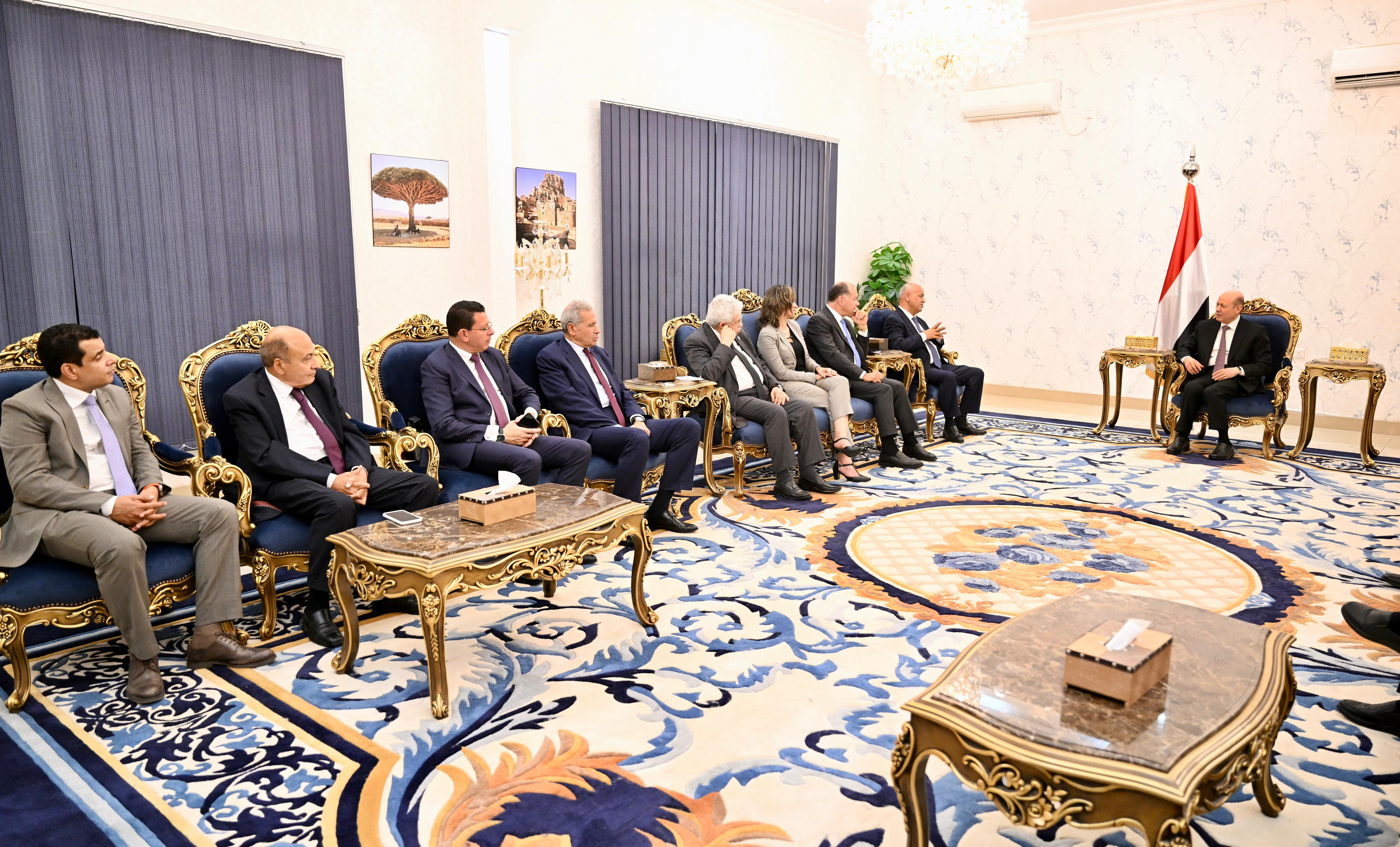 President Al-Alimi receives Egyptian parliamentary and media delegation