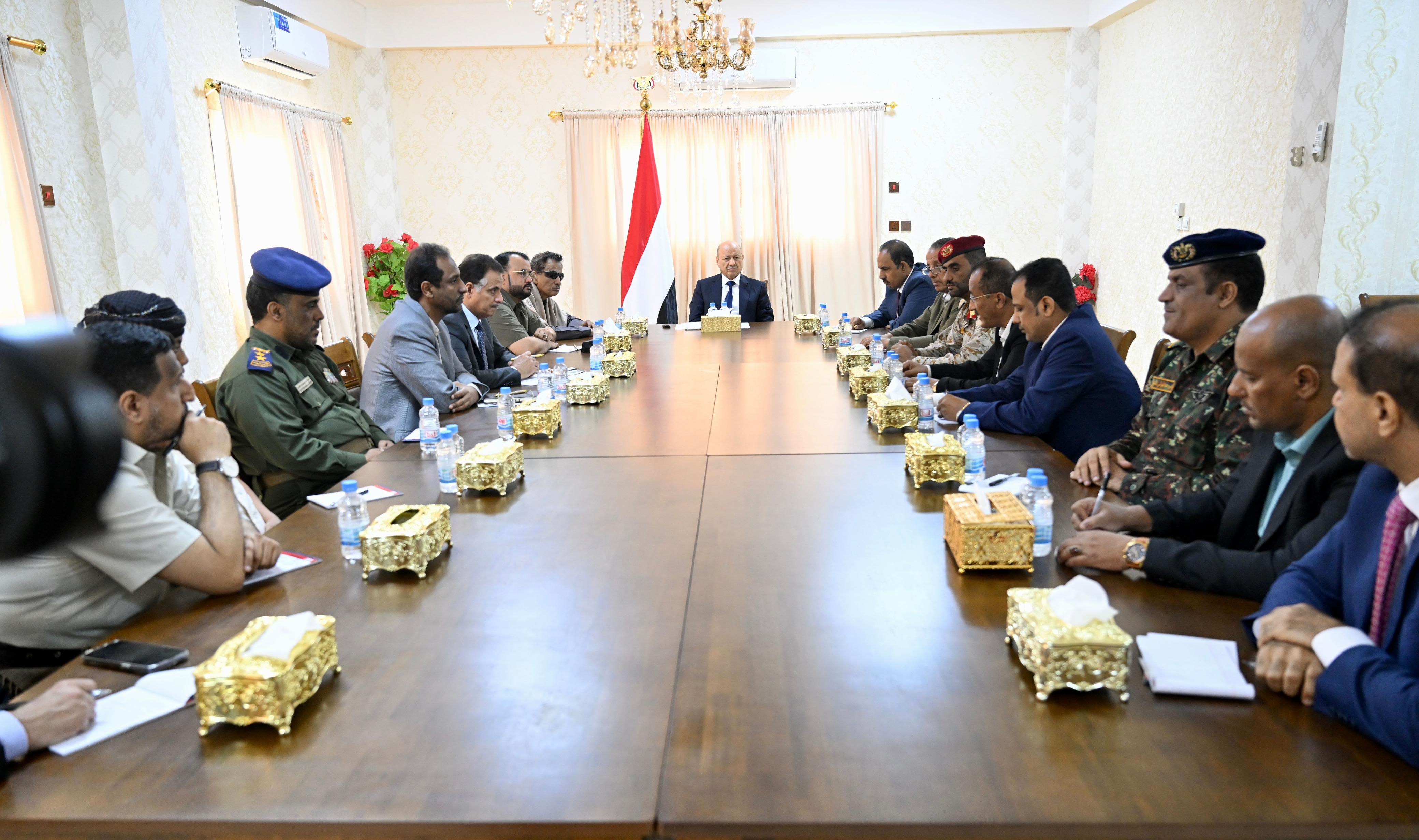 PRESIDENT AL-ALIMI HOLDS JOINT MEETING WITH THE TWO LOCAL AUTHORITIES OF HADRAMOUT AND AL-MAHRA GOVERNORATES   28 Oct 2023