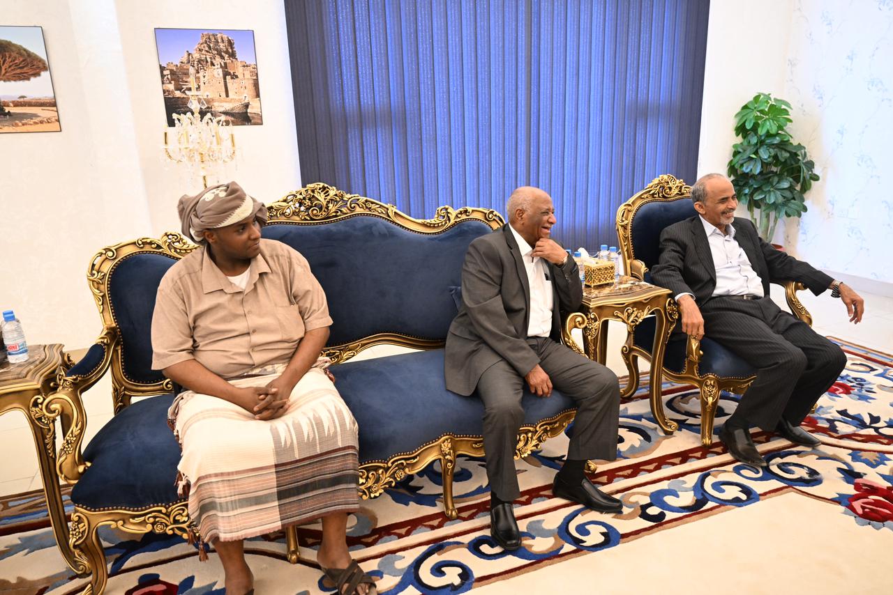 President Al- Alimi receives Maj.-Gen Mahmoud Al-Subaihi and Faisal Rajab 4 May 2023