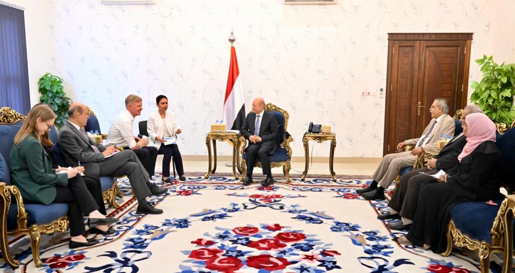 The Chairman of the Presidential Leadership Council receives the UN Special Envoy for Yemen in Aden 3 May 2023