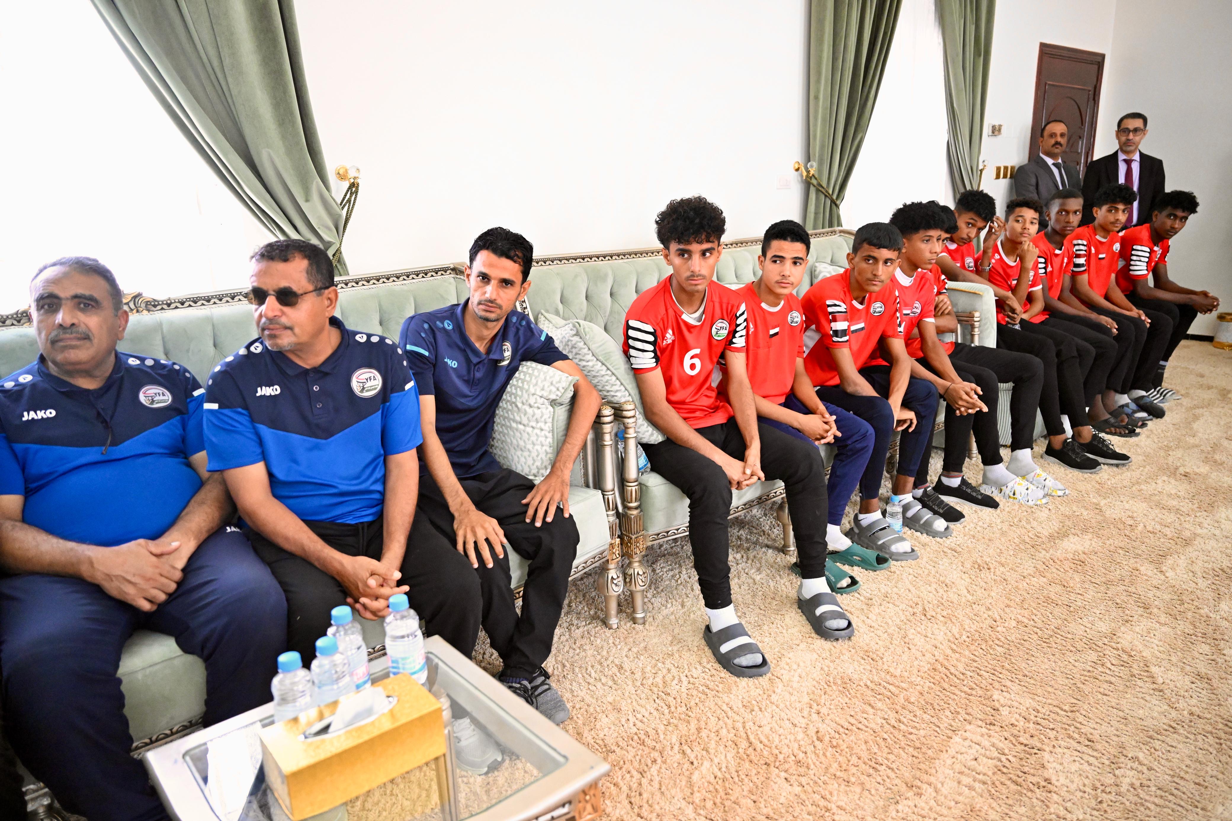 PRESIDENT AL-ALIMI RECEIVES THE NATIONAL DELEGATION OF JUNIOR FOOTBALL AND YOUTH VOLLEYBALL TEAMS (2)