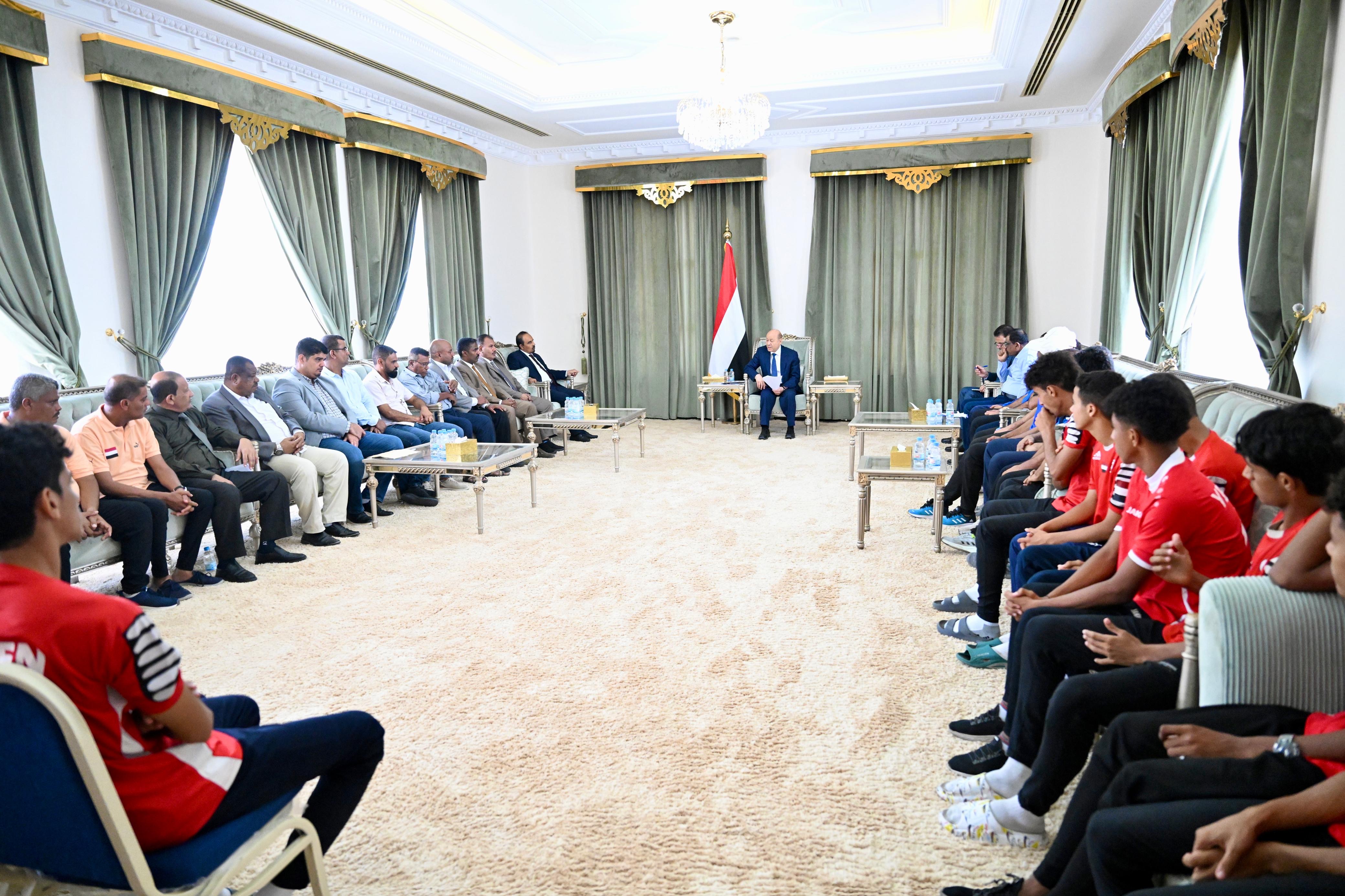 PRESIDENT AL-ALIMI RECEIVES THE NATIONAL DELEGATION OF JUNIOR FOOTBALL AND YOUTH VOLLEYBALL TEAMS (2)