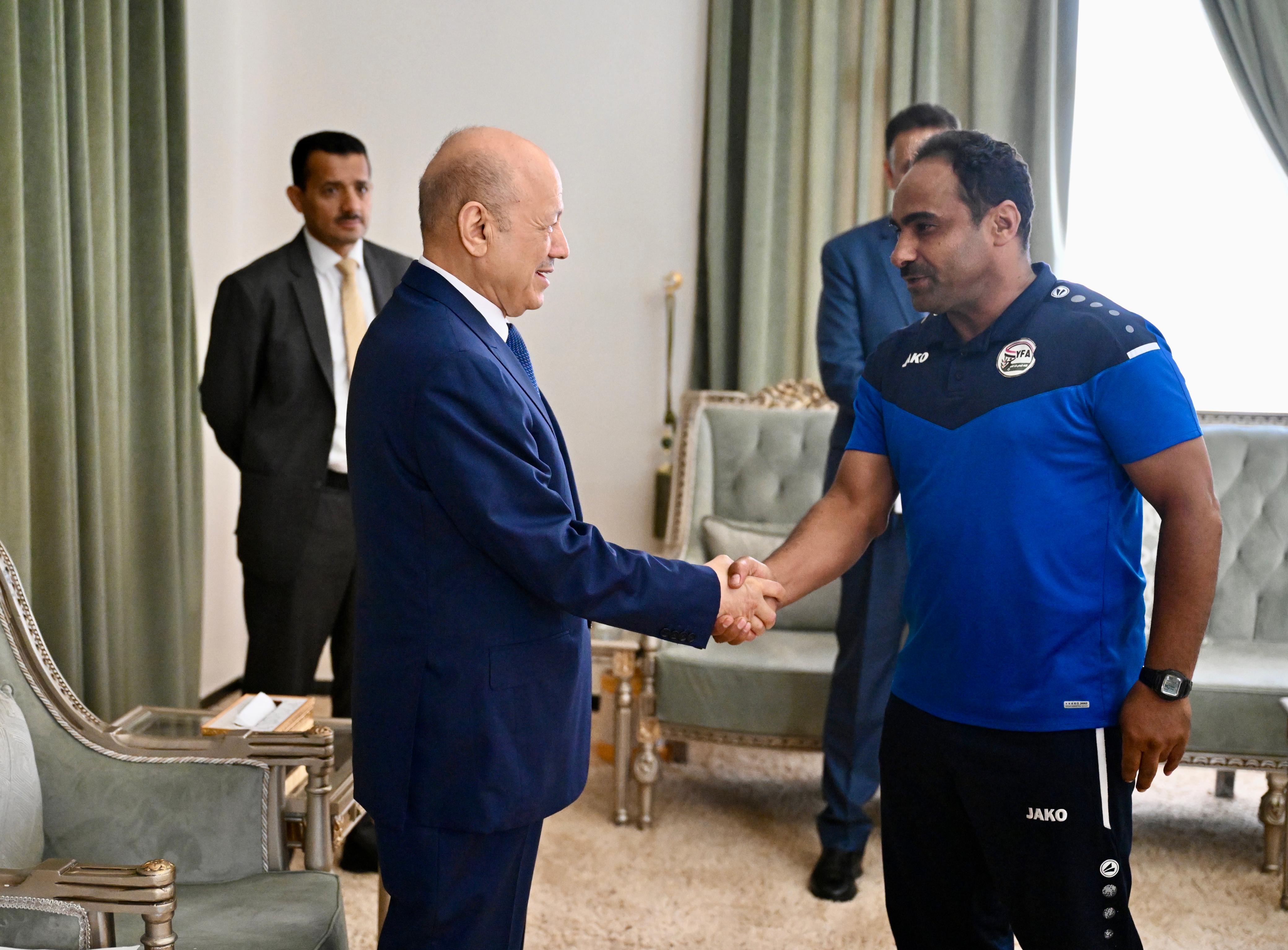 PRESIDENT AL-ALIMI RECEIVES THE NATIONAL DELEGATION OF JUNIOR FOOTBALL AND YOUTH VOLLEYBALL TEAMS (1)