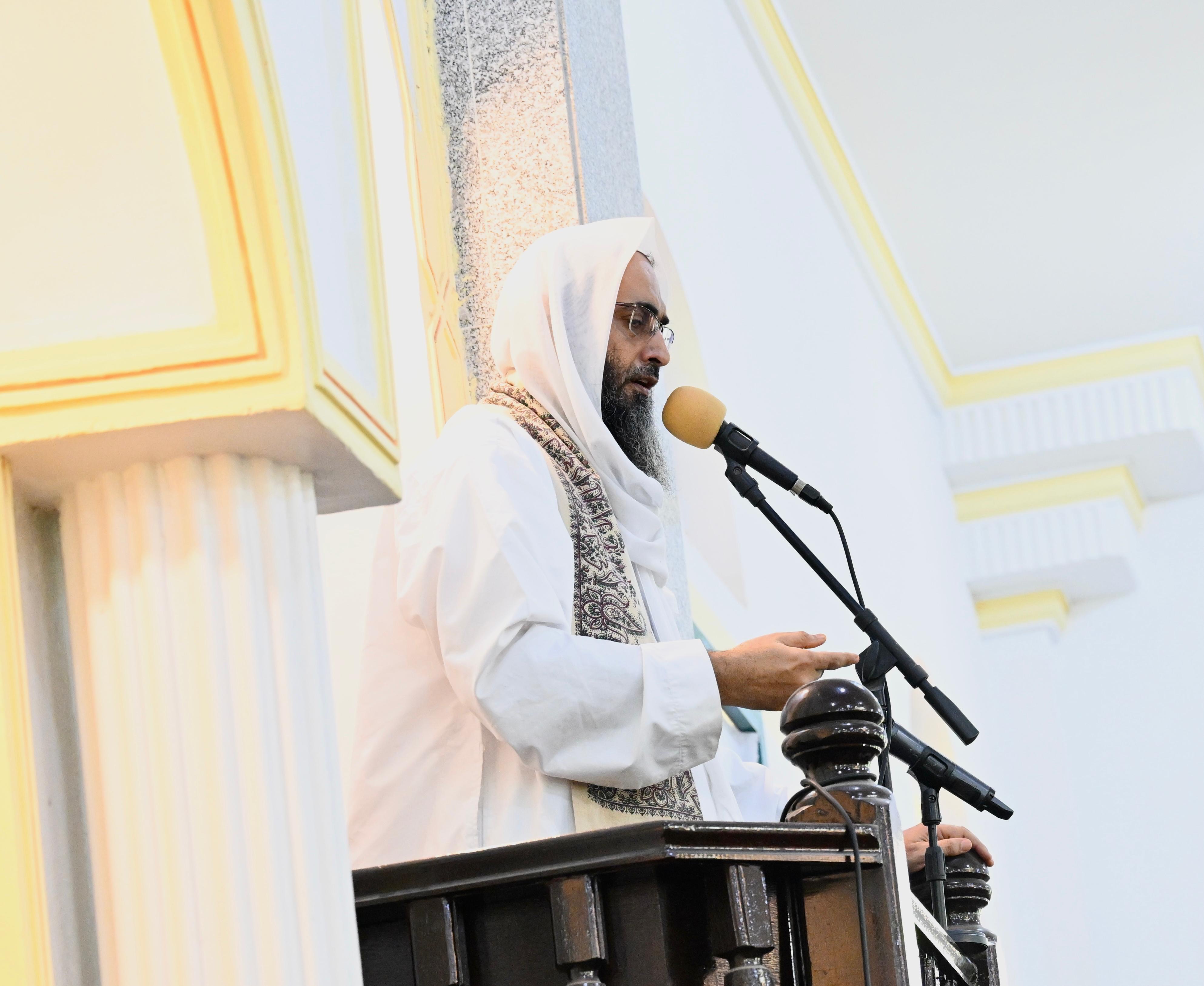 PRESIDENT AL-ALIMI ALONG WITH SHEIKH OTHMAN MUJALI, AND CROWDS OF WORSHIPPERS PERFORM FRIDAY ( JUMU'AH) PRAYER IN AL-MUKALLA