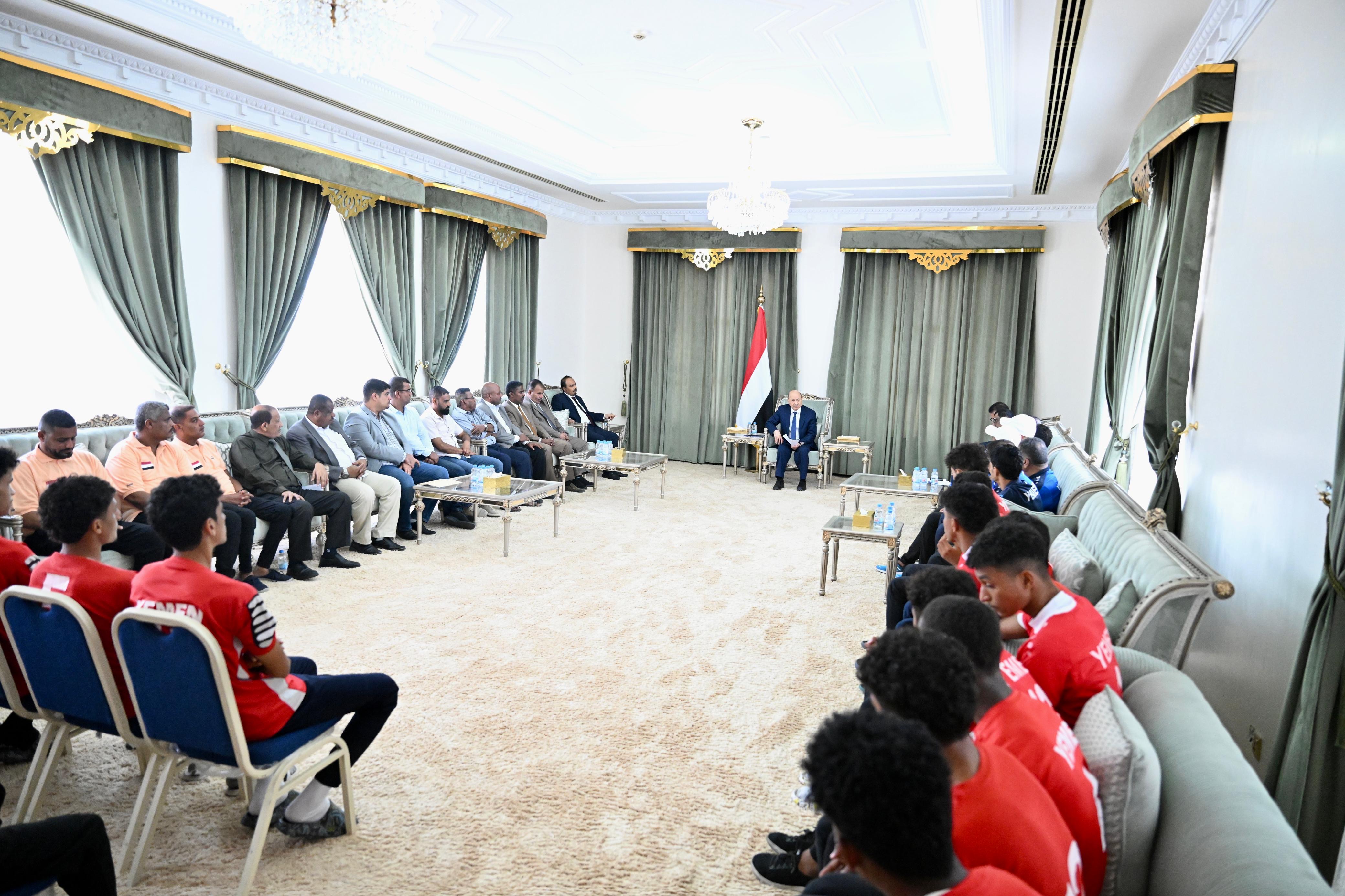 PRESIDENT AL-ALIMI RECEIVES THE NATIONAL DELEGATION OF JUNIOR FOOTBALL AND YOUTH VOLLEYBALL TEAMS (2)