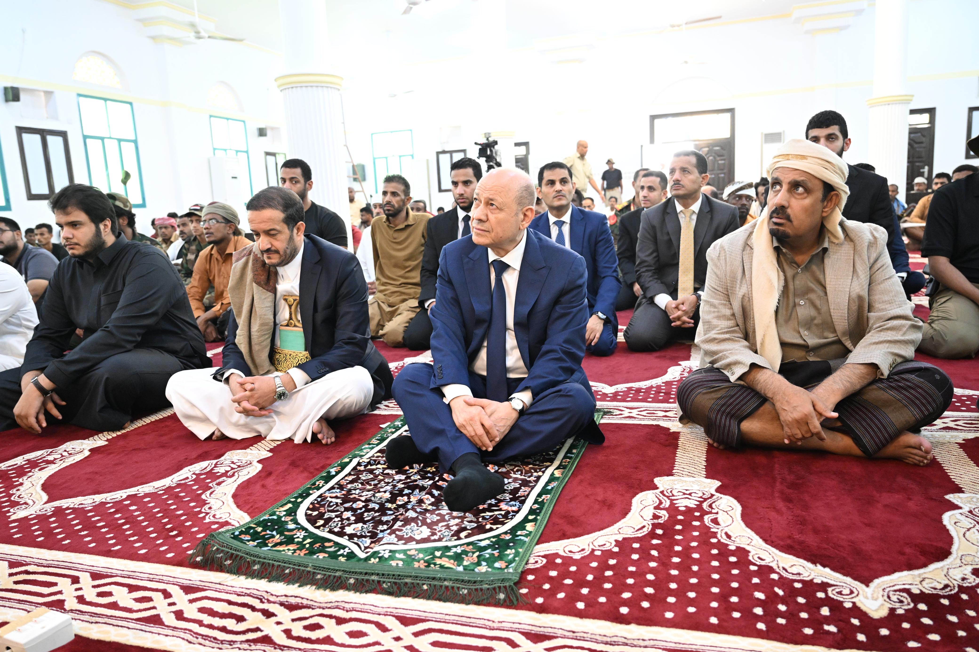 PRESIDENT AL-ALIMI ALONG WITH SHEIKH OTHMAN MUJALI, AND CROWDS OF WORSHIPPERS PERFORM FRIDAY ( JUMU'AH) PRAYER IN AL-MUKALLA