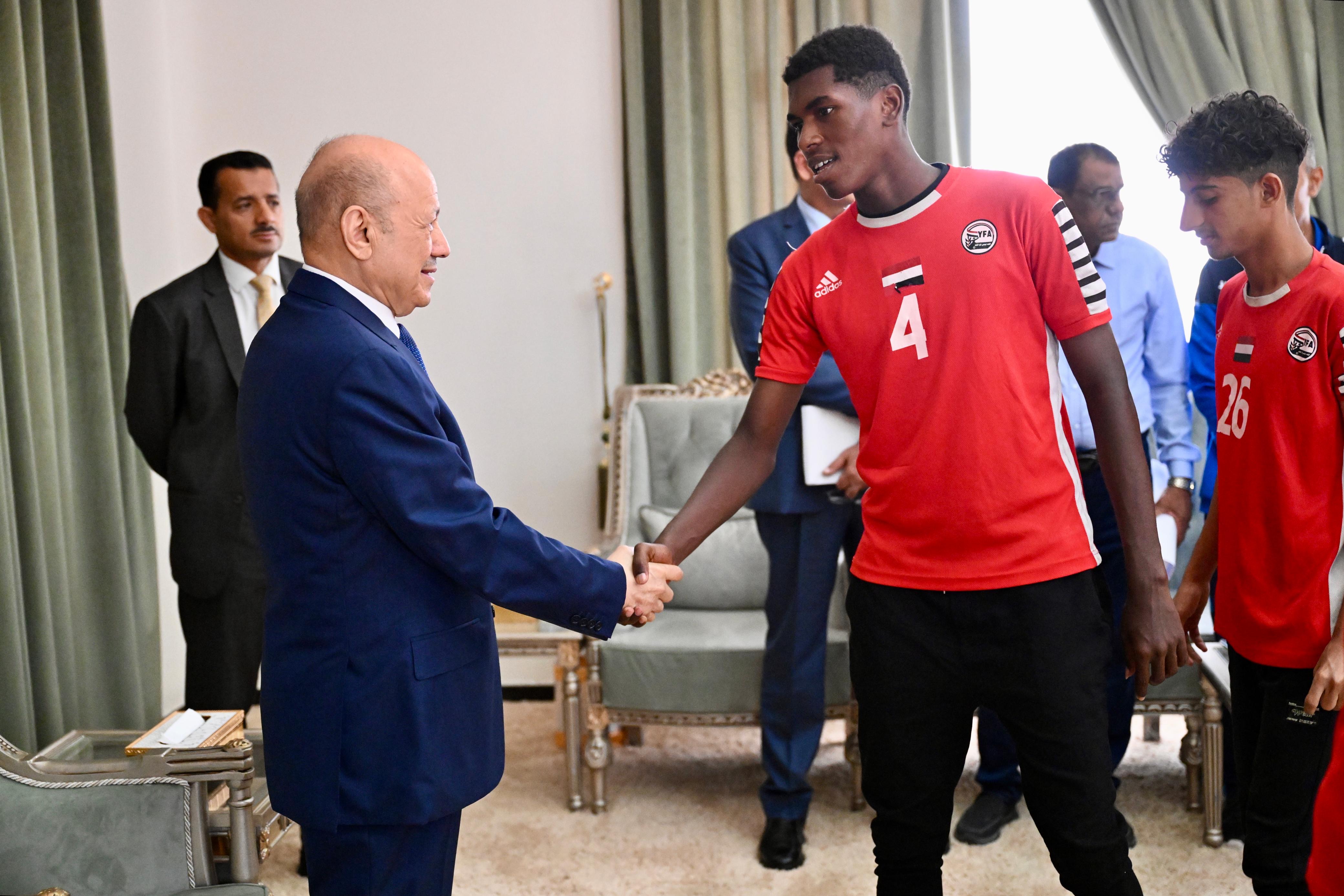 PRESIDENT AL-ALIMI RECEIVES THE NATIONAL DELEGATION OF JUNIOR FOOTBALL AND YOUTH VOLLEYBALL TEAMS (1)