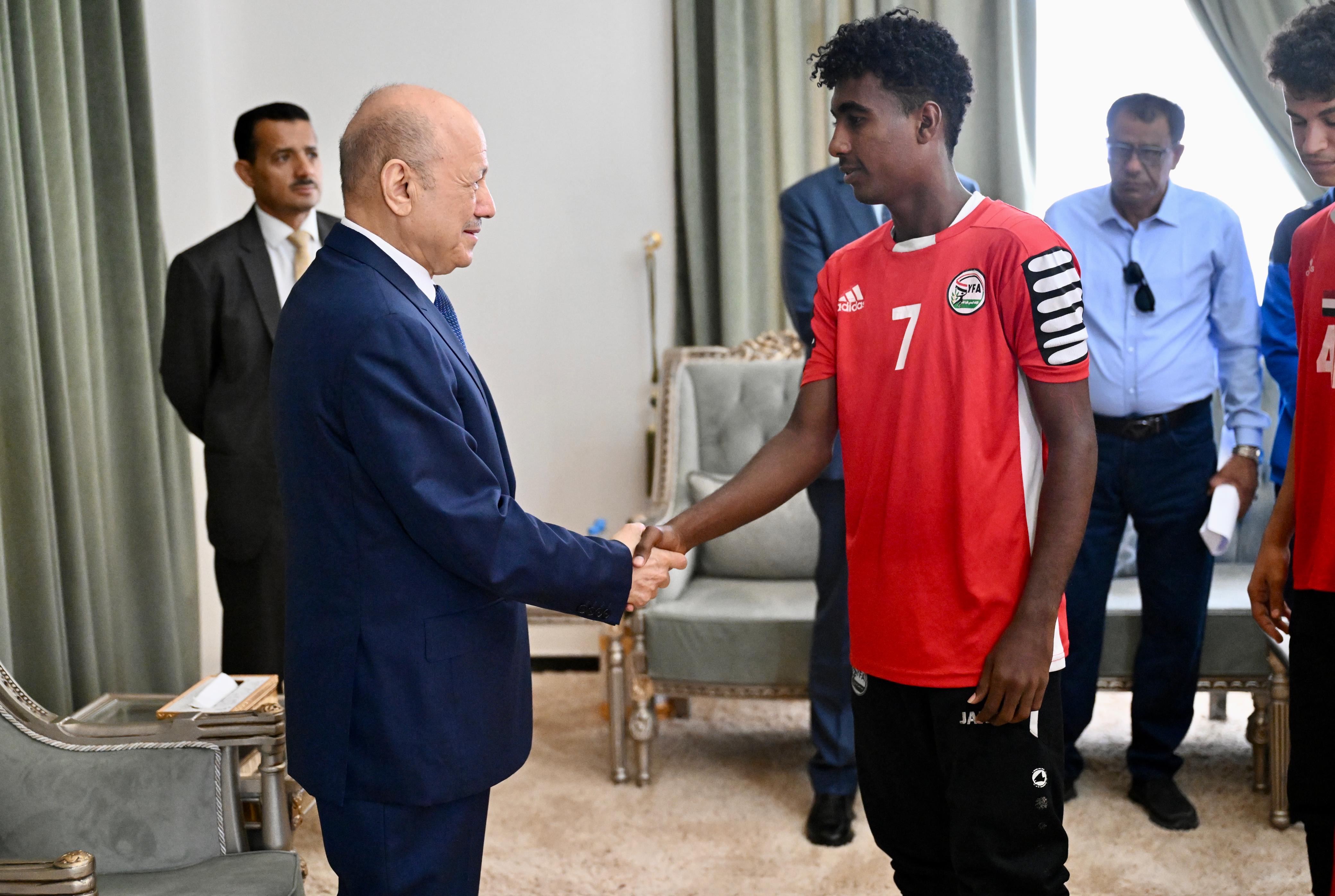 PRESIDENT AL-ALIMI RECEIVES THE NATIONAL DELEGATION OF JUNIOR FOOTBALL AND YOUTH VOLLEYBALL TEAMS (1)