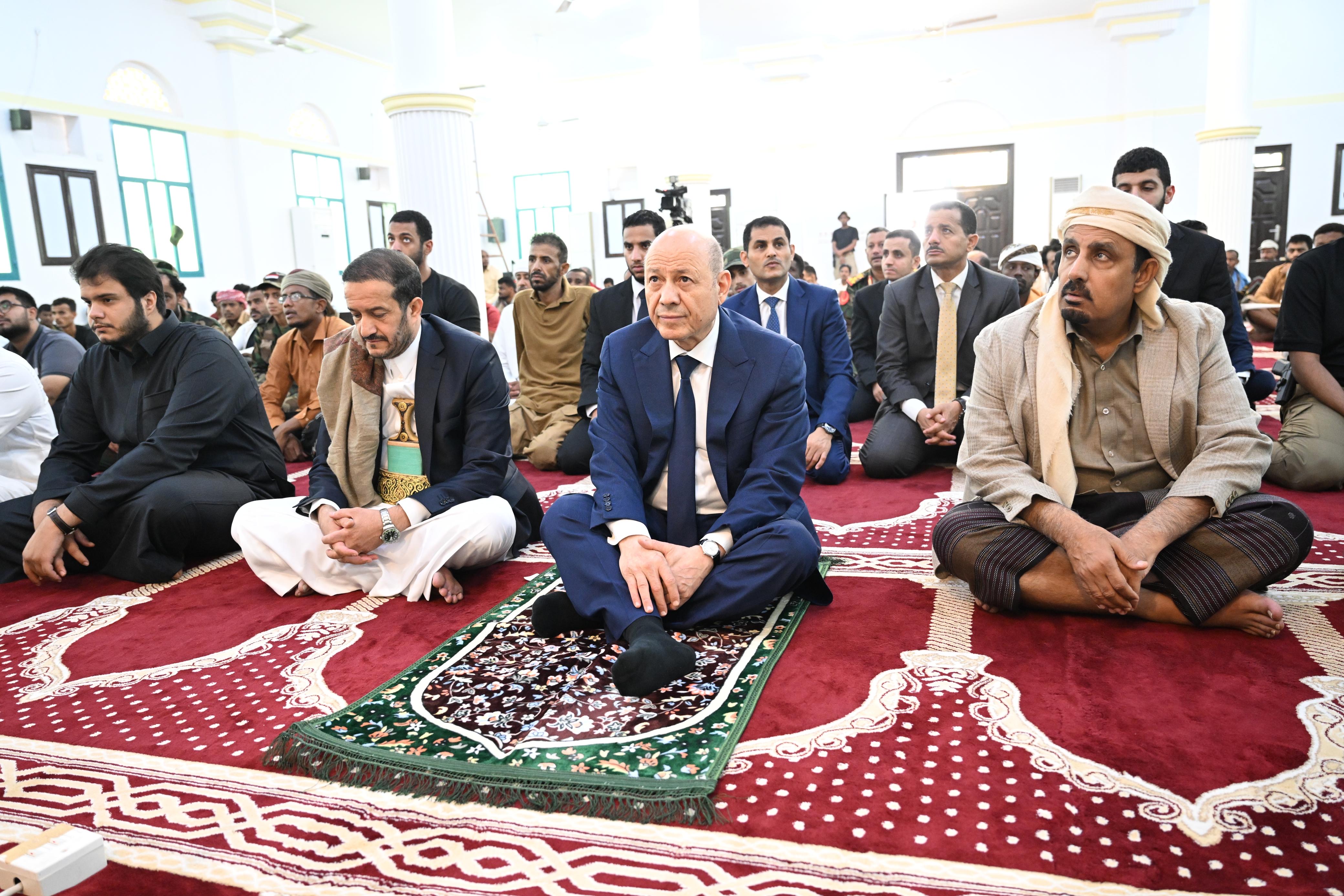 PRESIDENT AL-ALIMI ALONG WITH SHEIKH OTHMAN MUJALI, AND CROWDS OF WORSHIPPERS PERFORM FRIDAY ( JUMU'AH) PRAYER IN AL-MUKALLA