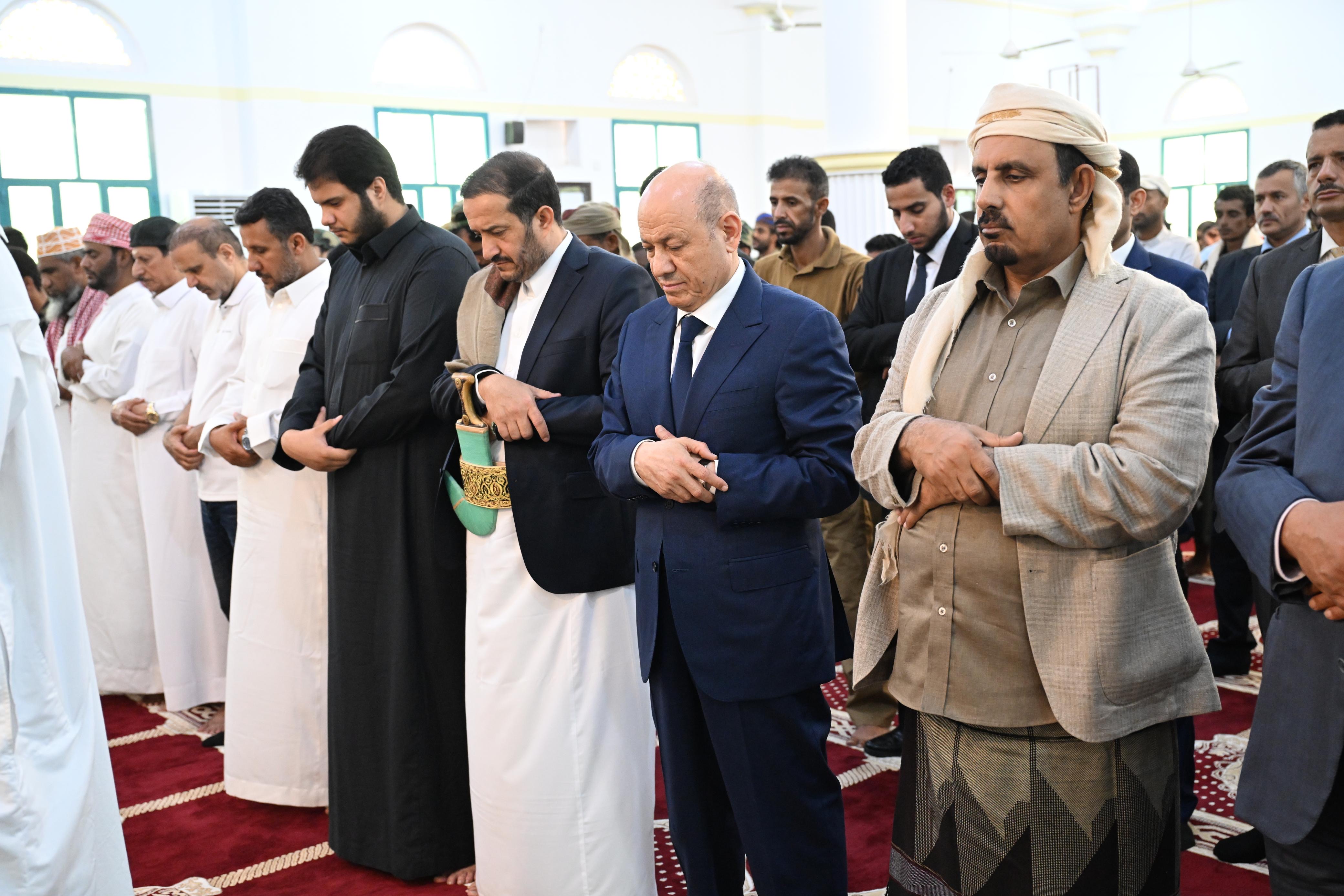 PRESIDENT AL-ALIMI ALONG WITH SHEIKH OTHMAN MUJALI, AND CROWDS OF WORSHIPPERS PERFORM FRIDAY ( JUMU'AH) PRAYER IN AL-MUKALLA