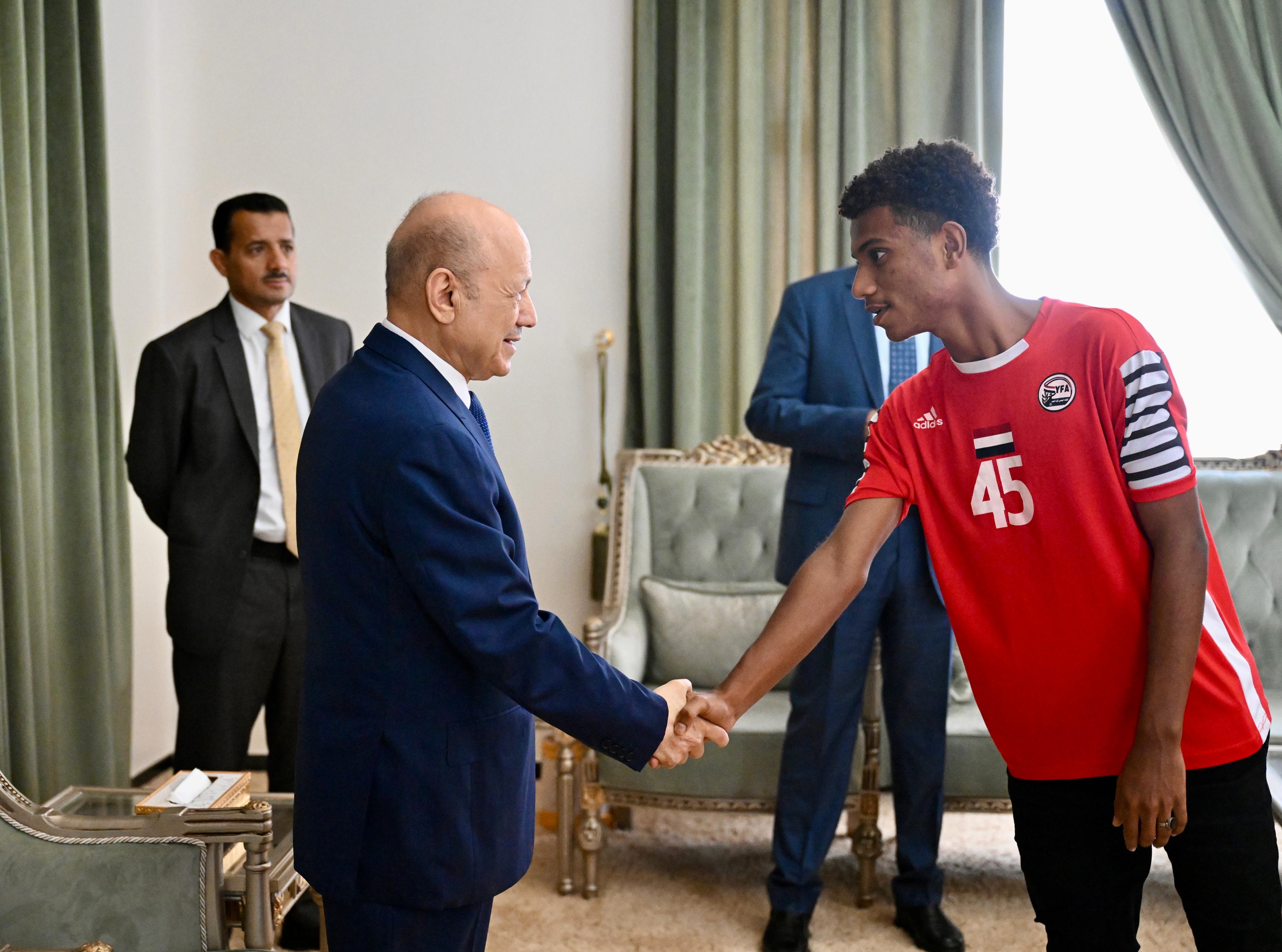 PRESIDENT AL-ALIMI RECEIVES THE NATIONAL DELEGATION OF JUNIOR FOOTBALL AND YOUTH VOLLEYBALL TEAMS (1)