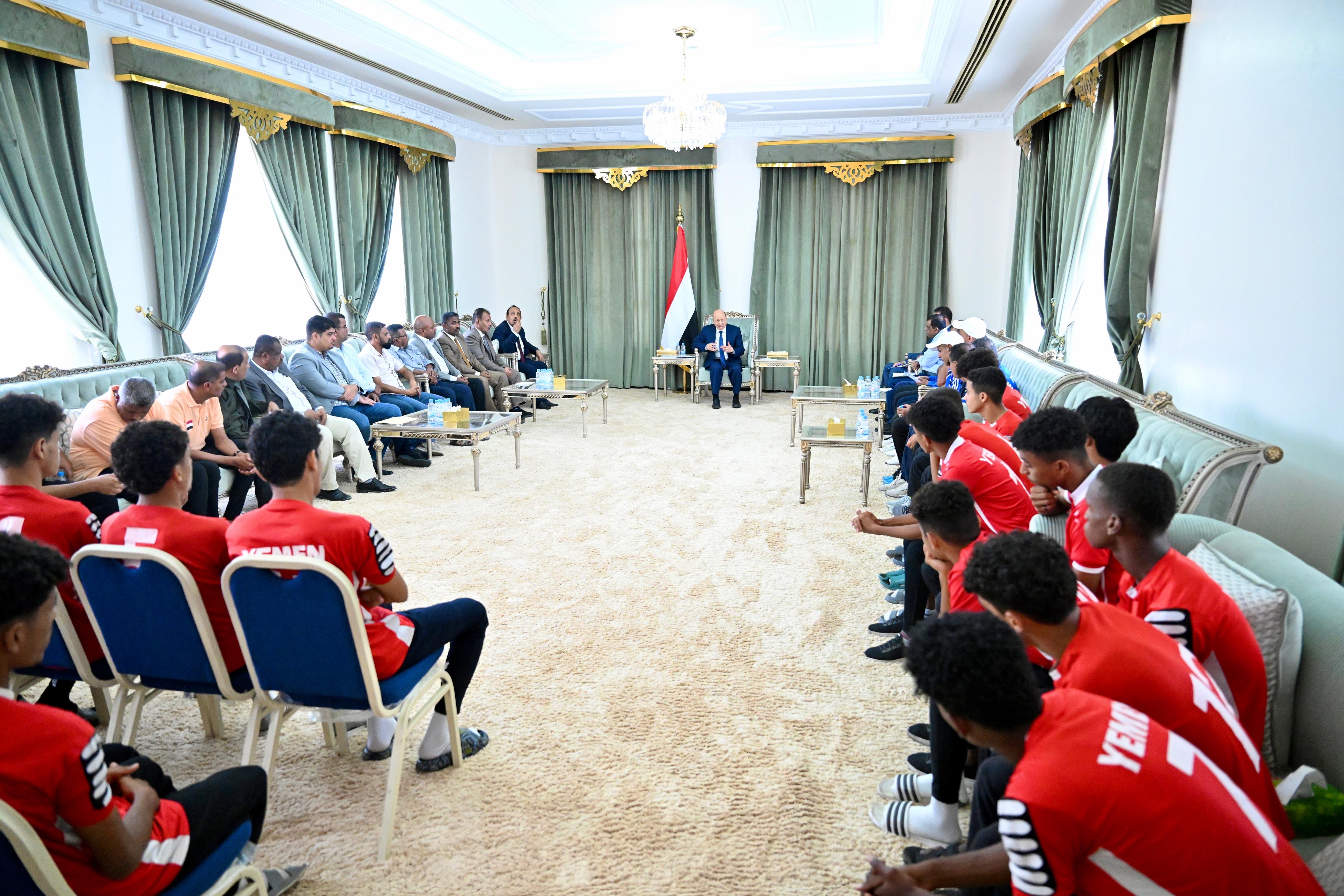 PRESIDENT AL-ALIMI RECEIVES THE NATIONAL DELEGATION OF JUNIOR FOOTBALL AND YOUTH VOLLEYBALL TEAMS (2)