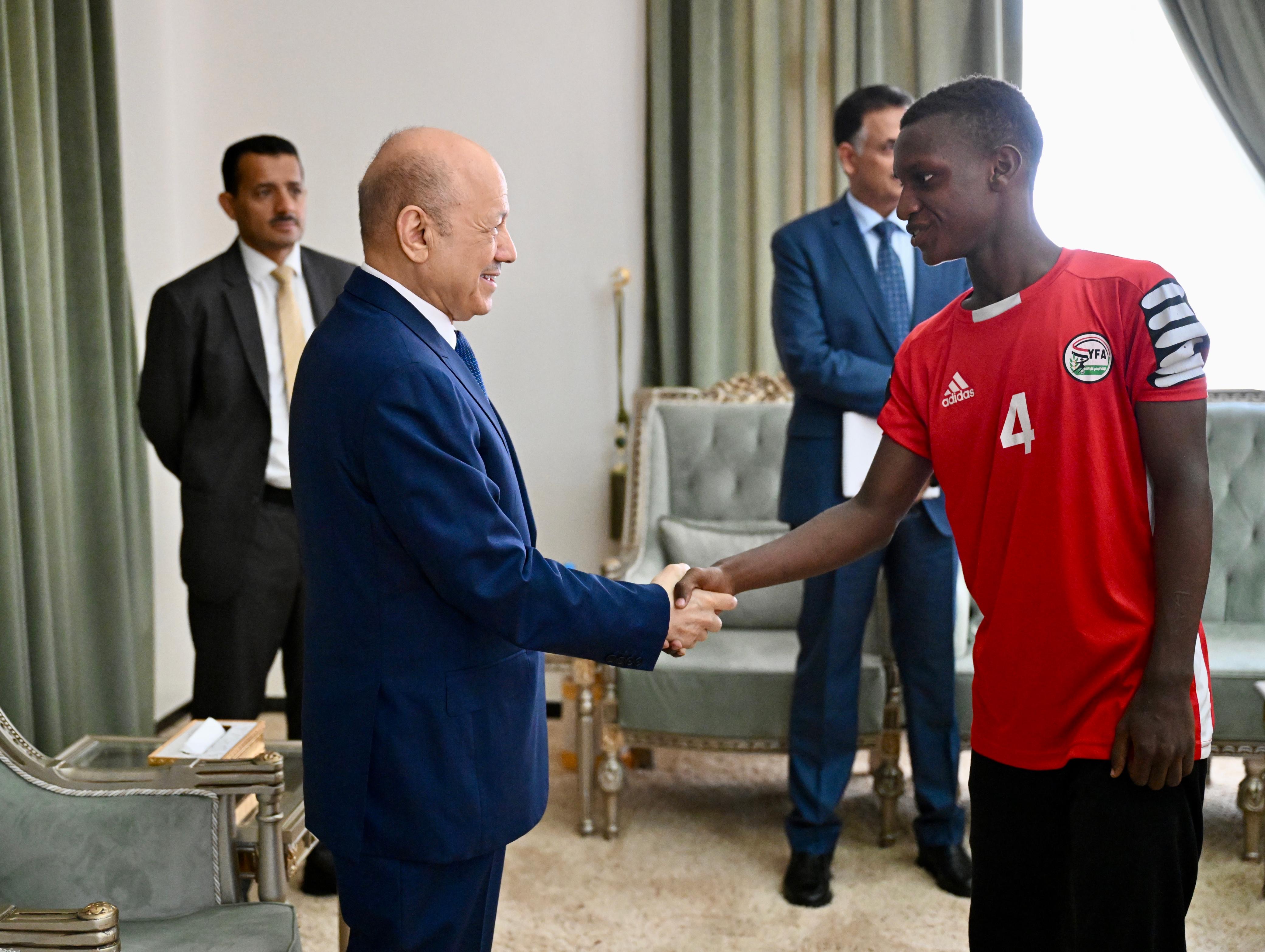 PRESIDENT AL-ALIMI RECEIVES THE NATIONAL DELEGATION OF JUNIOR FOOTBALL AND YOUTH VOLLEYBALL TEAMS (1)