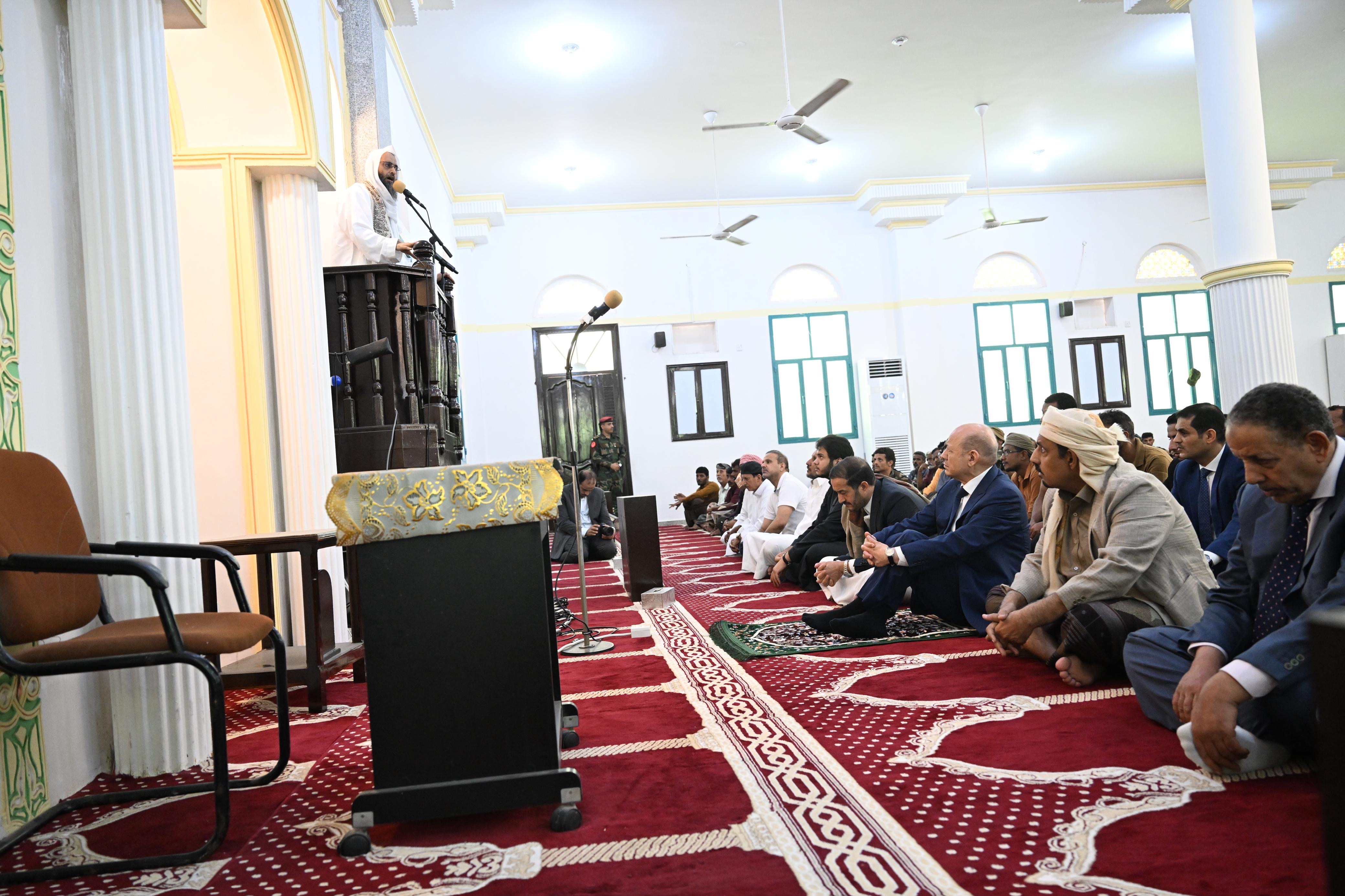 PRESIDENT AL-ALIMI ALONG WITH SHEIKH OTHMAN MUJALI, AND CROWDS OF WORSHIPPERS PERFORM FRIDAY ( JUMU'AH) PRAYER IN AL-MUKALLA