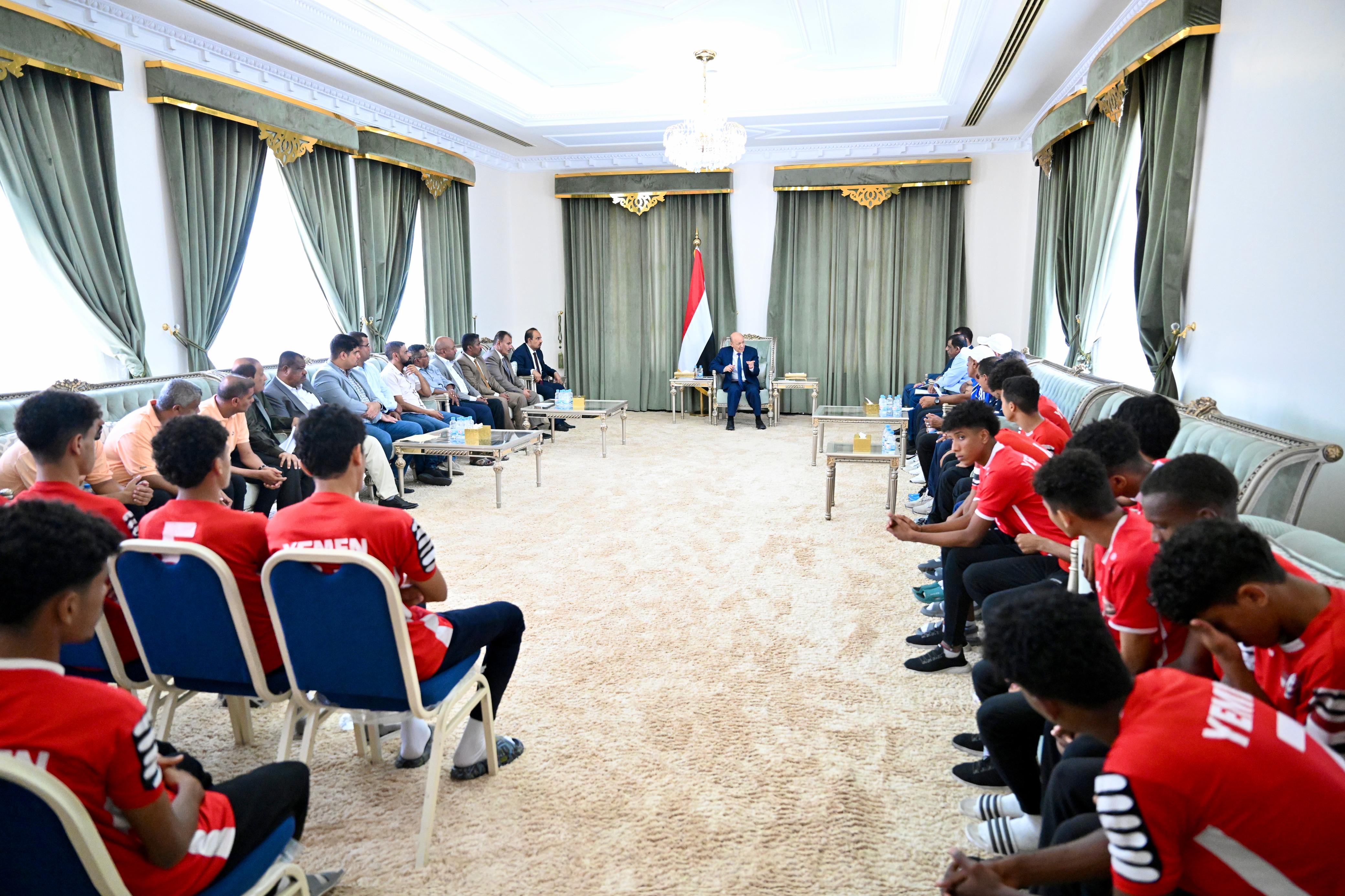 PRESIDENT AL-ALIMI RECEIVES THE NATIONAL DELEGATION OF JUNIOR FOOTBALL AND YOUTH VOLLEYBALL TEAMS (2)