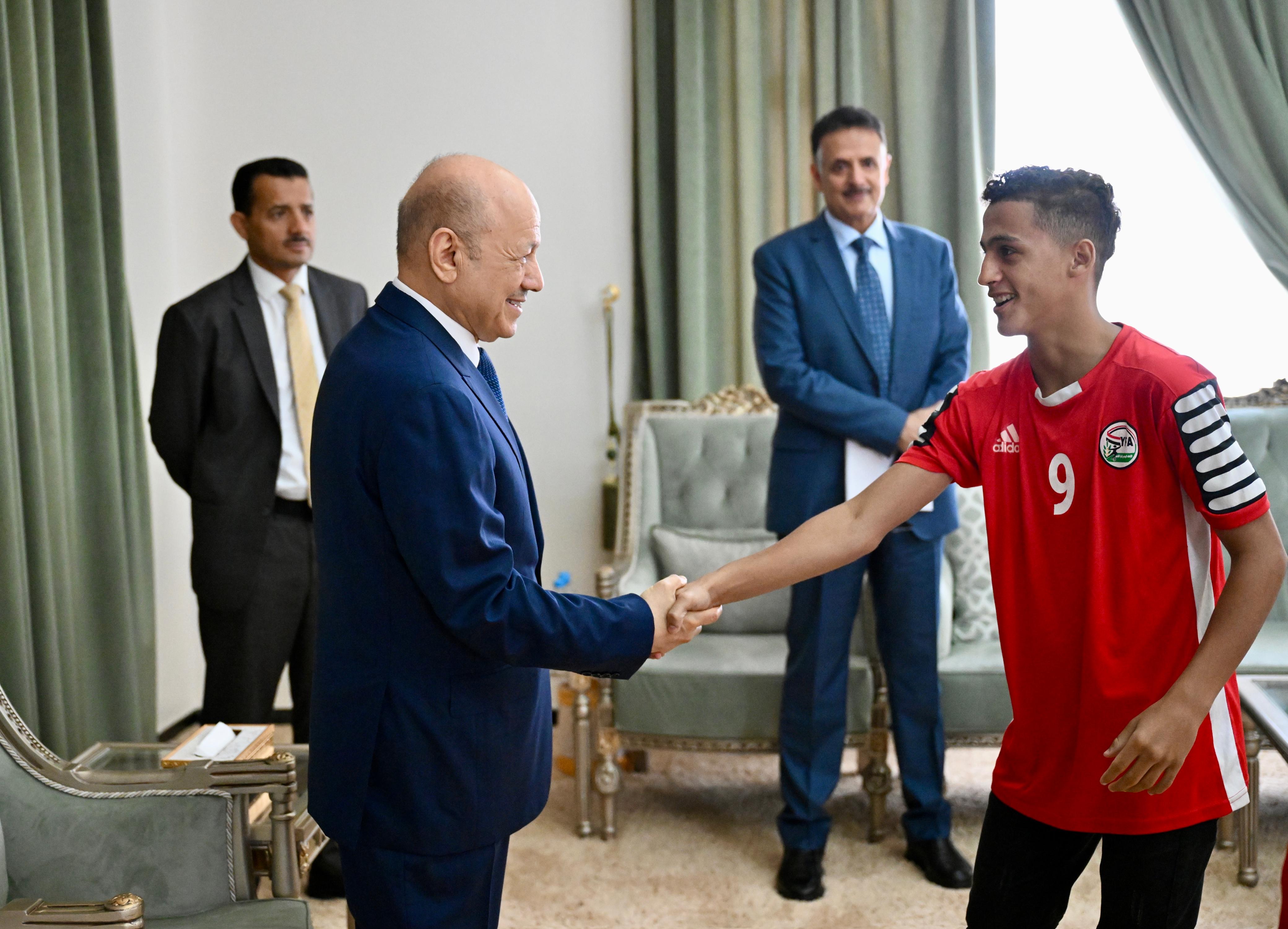 PRESIDENT AL-ALIMI RECEIVES THE NATIONAL DELEGATION OF JUNIOR FOOTBALL AND YOUTH VOLLEYBALL TEAMS (1)