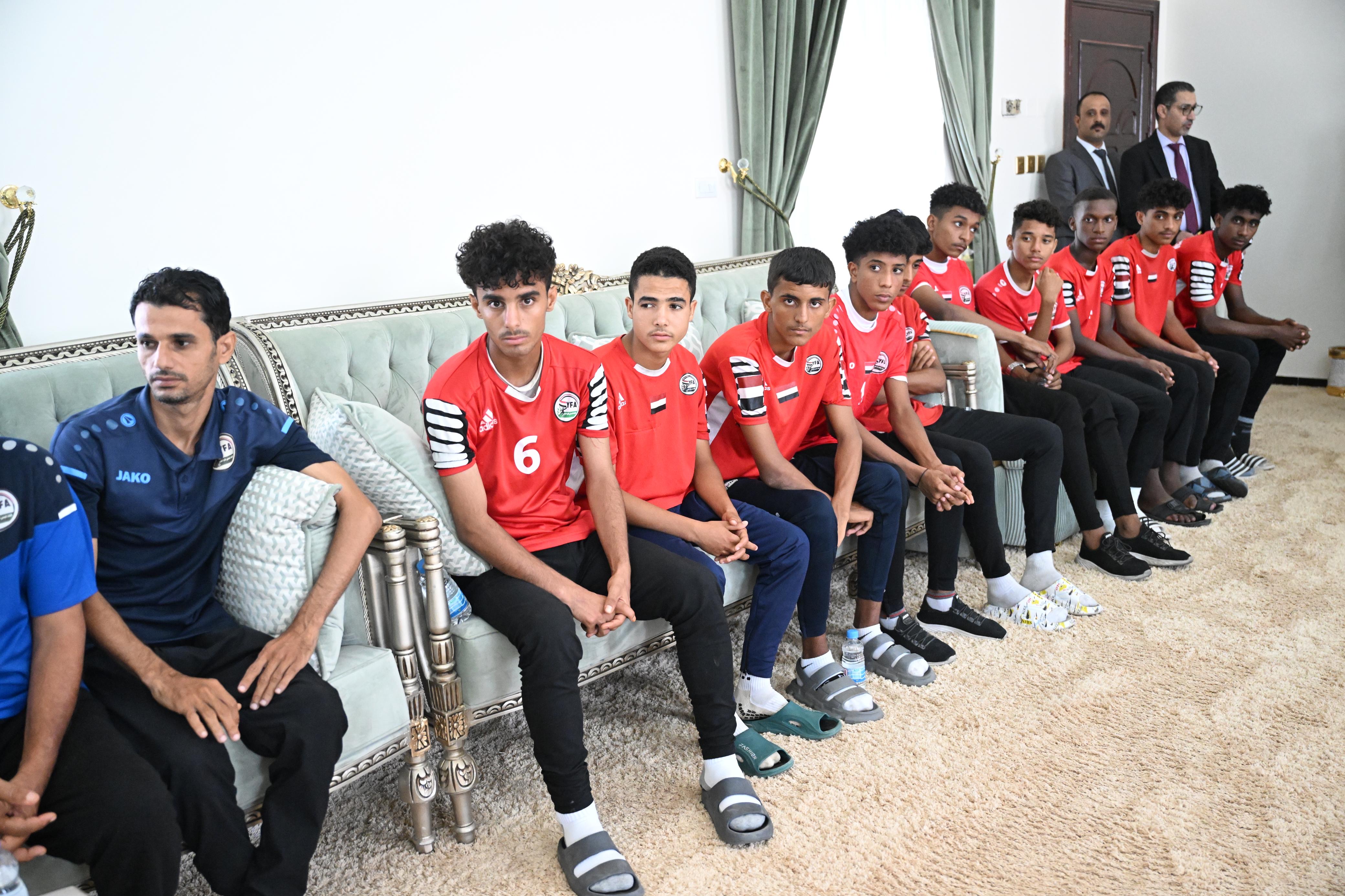 PRESIDENT AL-ALIMI RECEIVES THE NATIONAL DELEGATION OF JUNIOR FOOTBALL AND YOUTH VOLLEYBALL TEAMS (2)