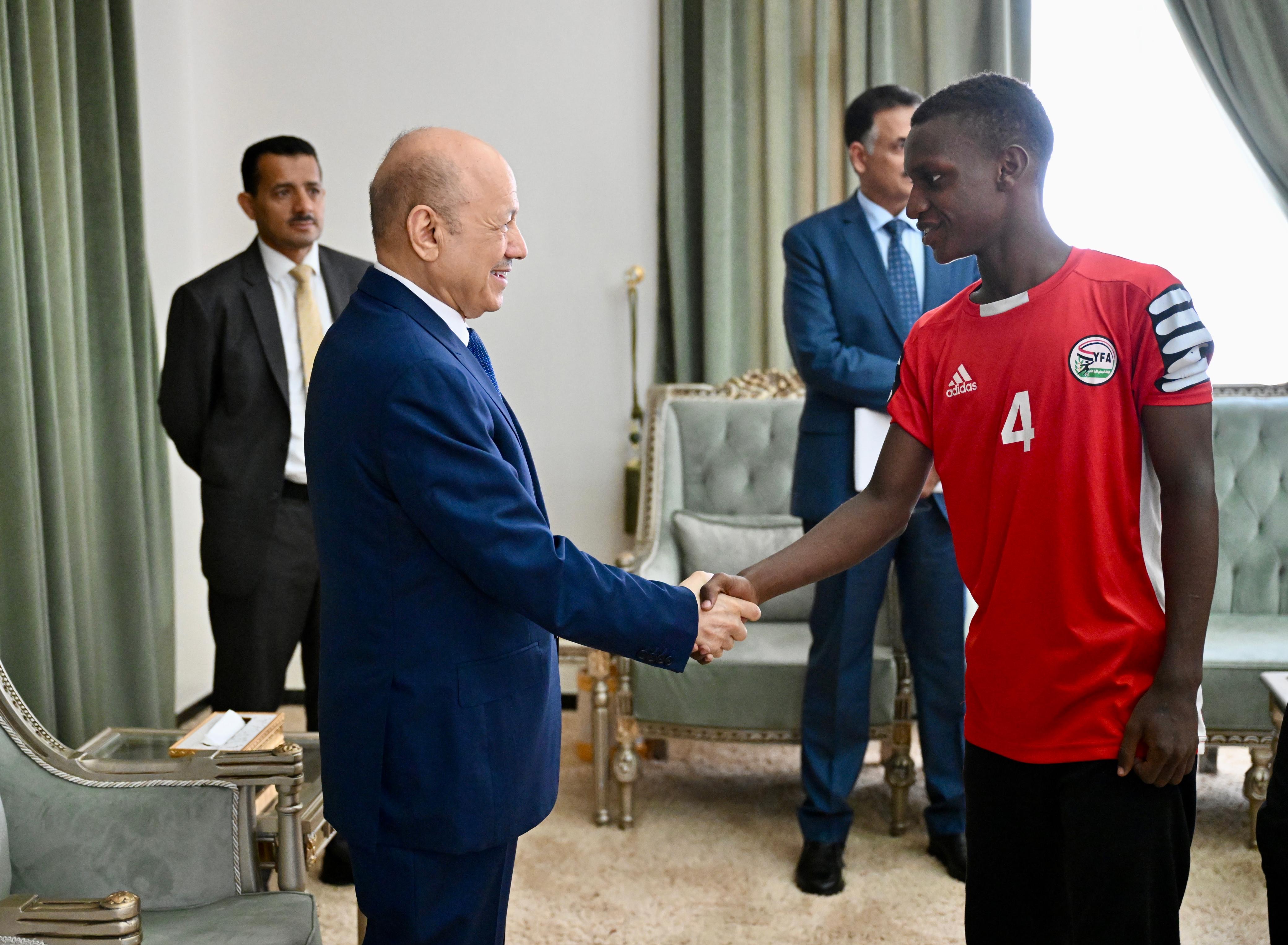 PRESIDENT AL-ALIMI RECEIVES THE NATIONAL DELEGATION OF JUNIOR FOOTBALL AND YOUTH VOLLEYBALL TEAMS (1)