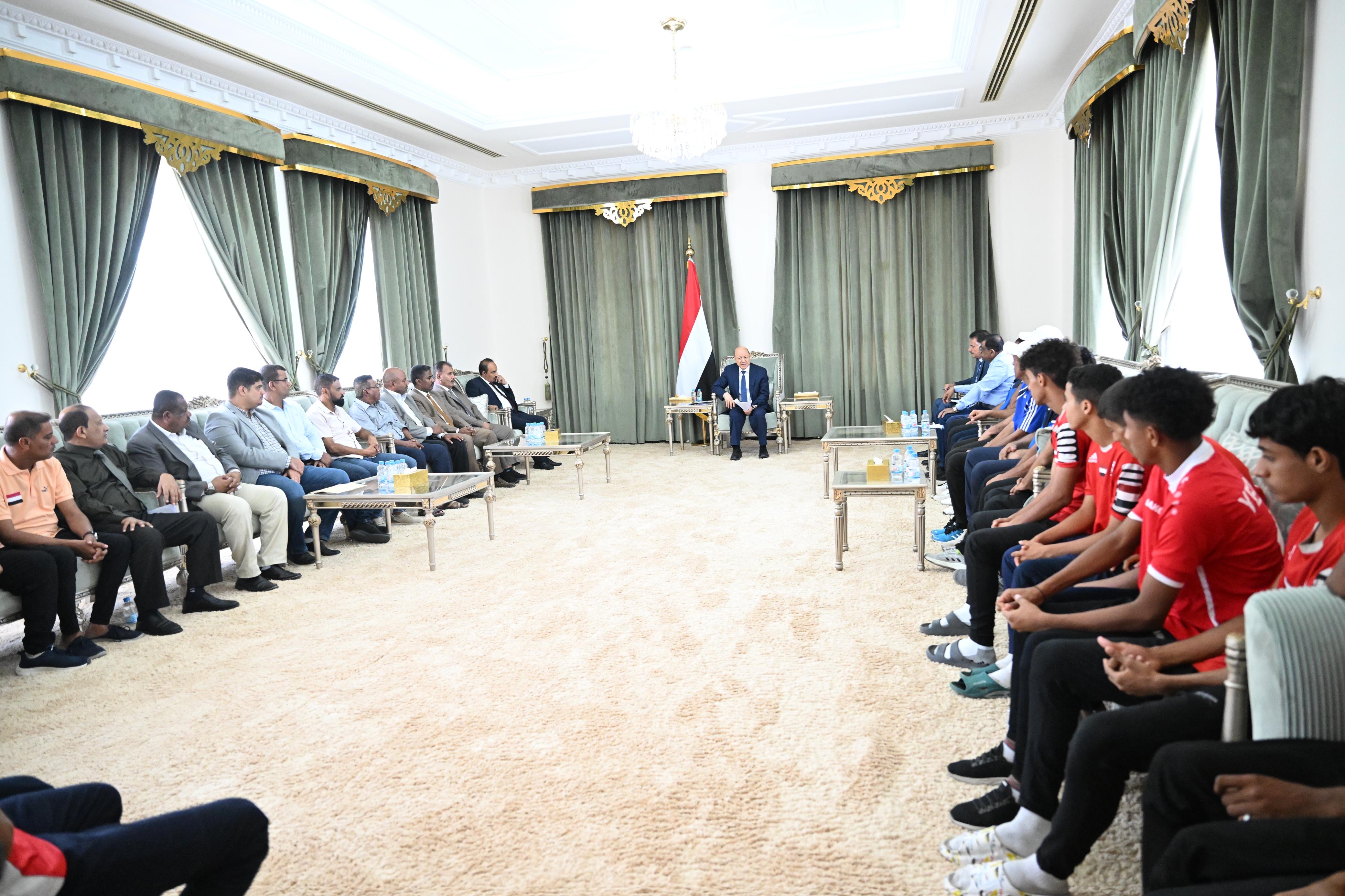 PRESIDENT AL-ALIMI RECEIVES THE NATIONAL DELEGATION OF JUNIOR FOOTBALL AND YOUTH VOLLEYBALL TEAMS (2)