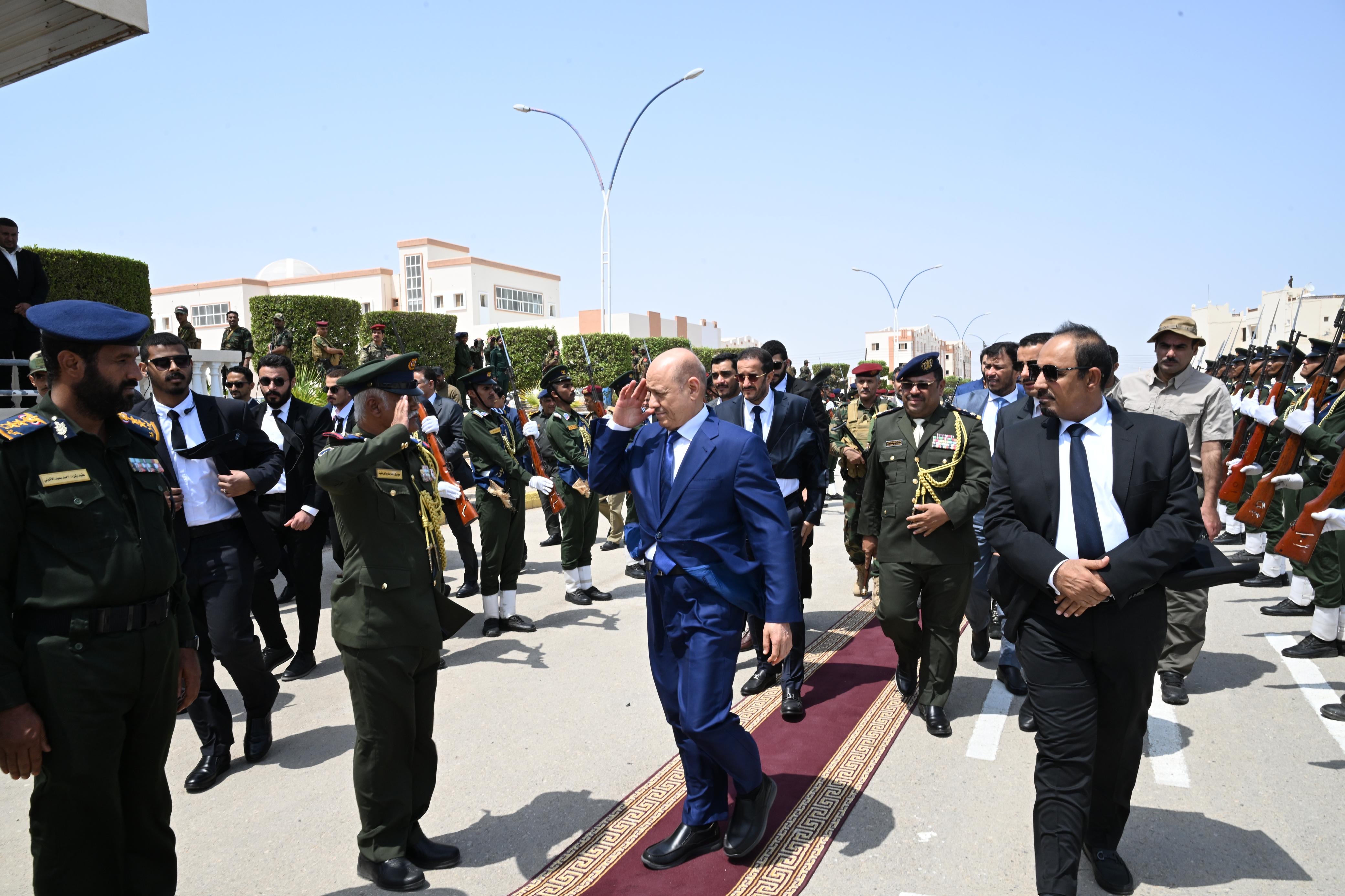 PRESIDENT AL-ALIMI ALONG WITH ABDULLAH AL-ALIMI AND OTHMAN MUJLI VISIT HADHRAMAUT POLICE COLLEGE (2)