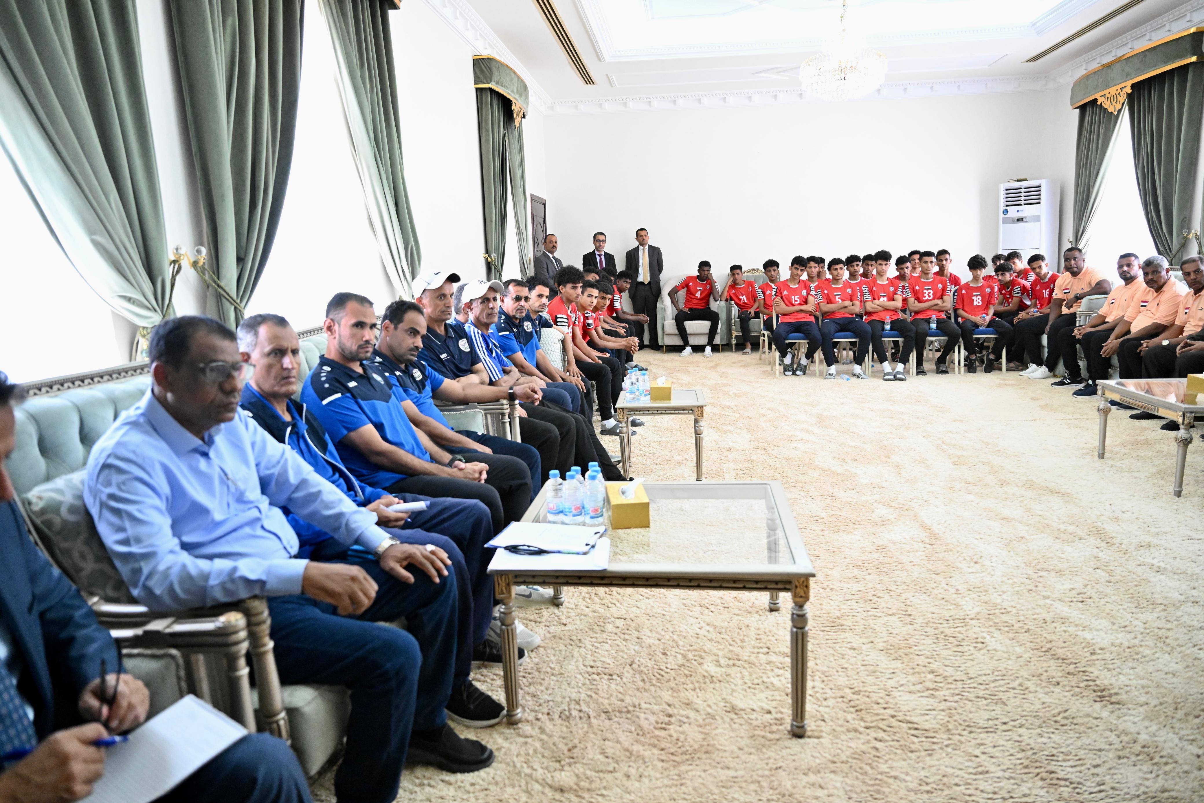 PRESIDENT AL-ALIMI RECEIVES THE NATIONAL DELEGATION OF JUNIOR FOOTBALL AND YOUTH VOLLEYBALL TEAMS (2)