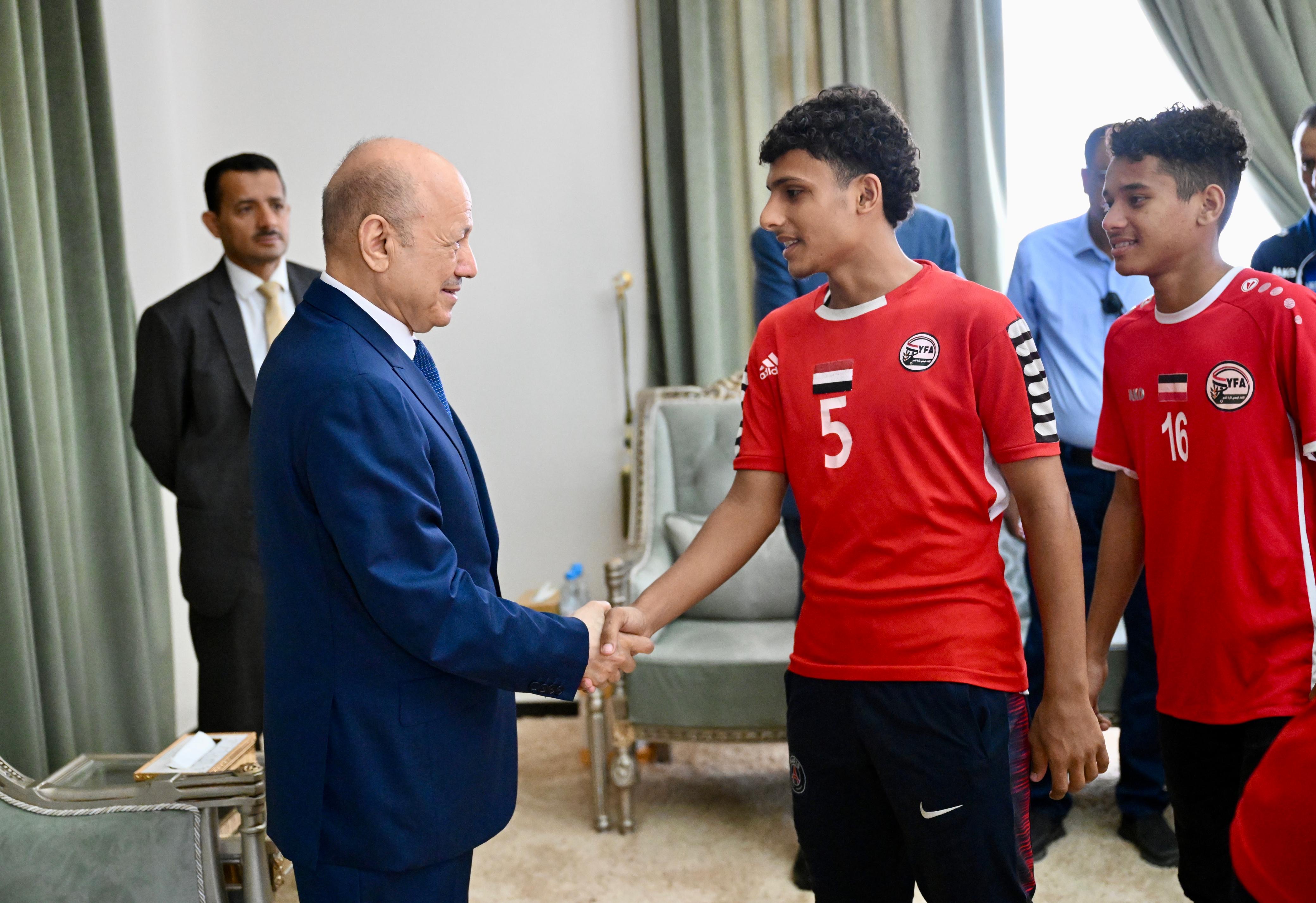 PRESIDENT AL-ALIMI RECEIVES THE NATIONAL DELEGATION OF JUNIOR FOOTBALL AND YOUTH VOLLEYBALL TEAMS (1)