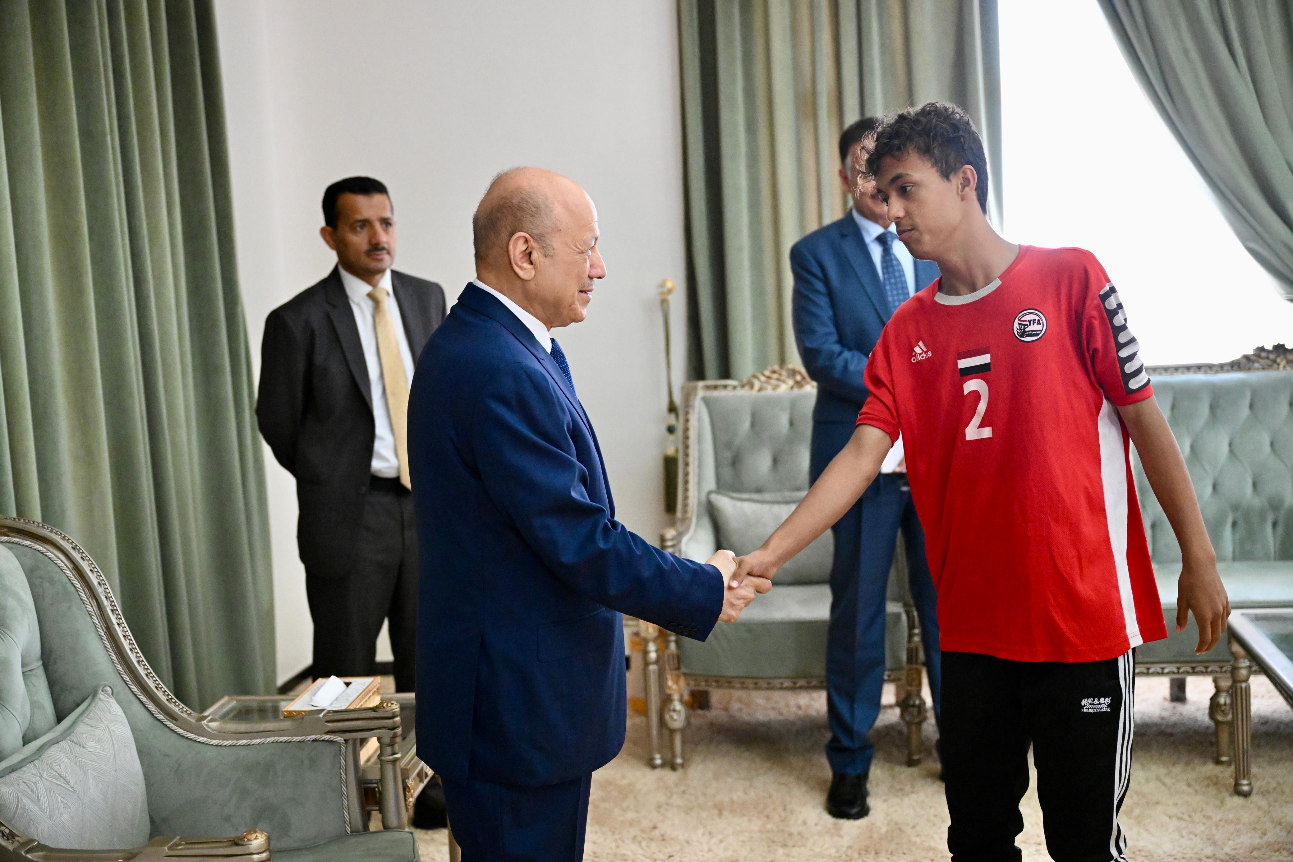 PRESIDENT AL-ALIMI RECEIVES THE NATIONAL DELEGATION OF JUNIOR FOOTBALL AND YOUTH VOLLEYBALL TEAMS (1)