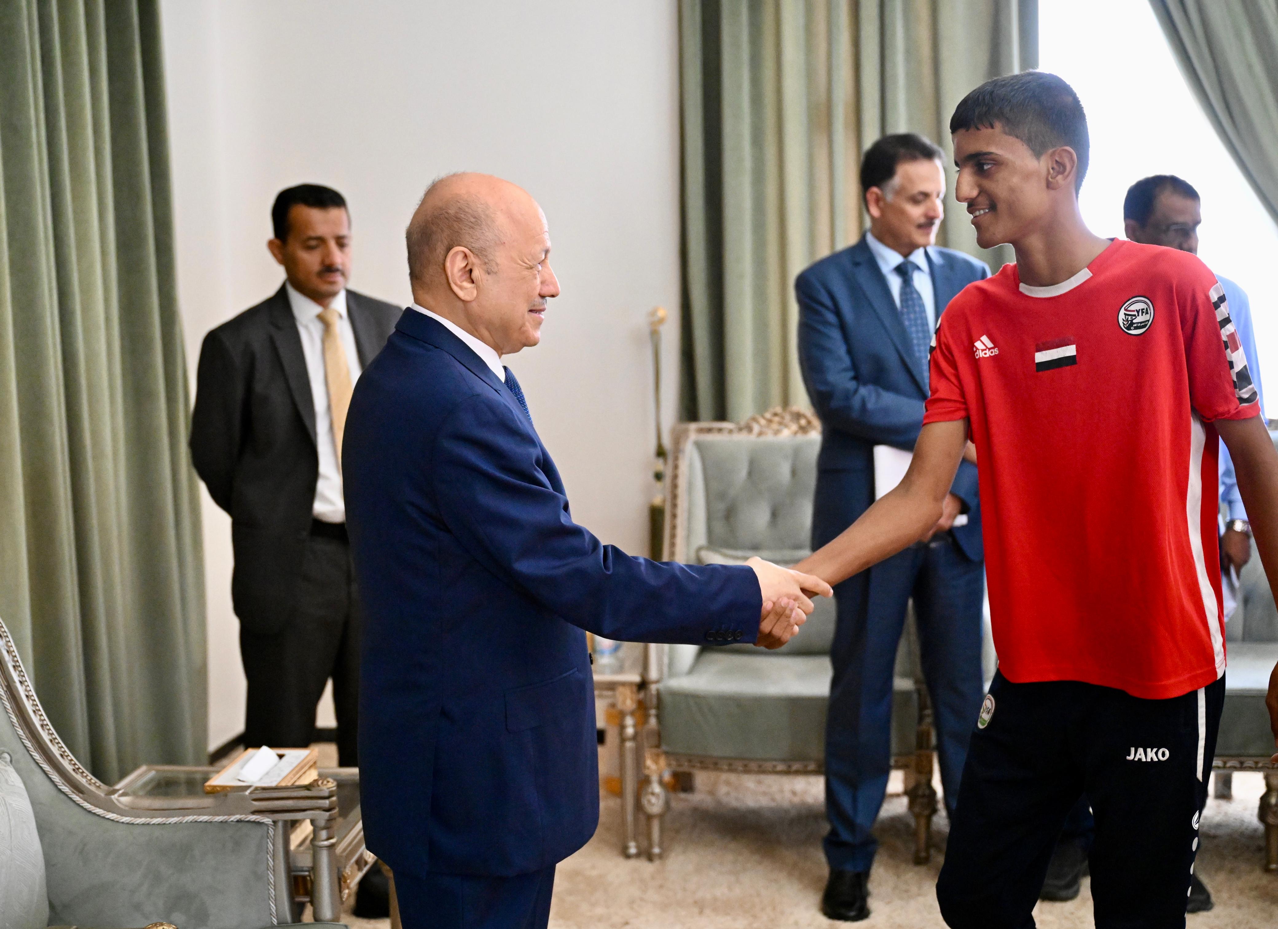 PRESIDENT AL-ALIMI RECEIVES THE NATIONAL DELEGATION OF JUNIOR FOOTBALL AND YOUTH VOLLEYBALL TEAMS (1)