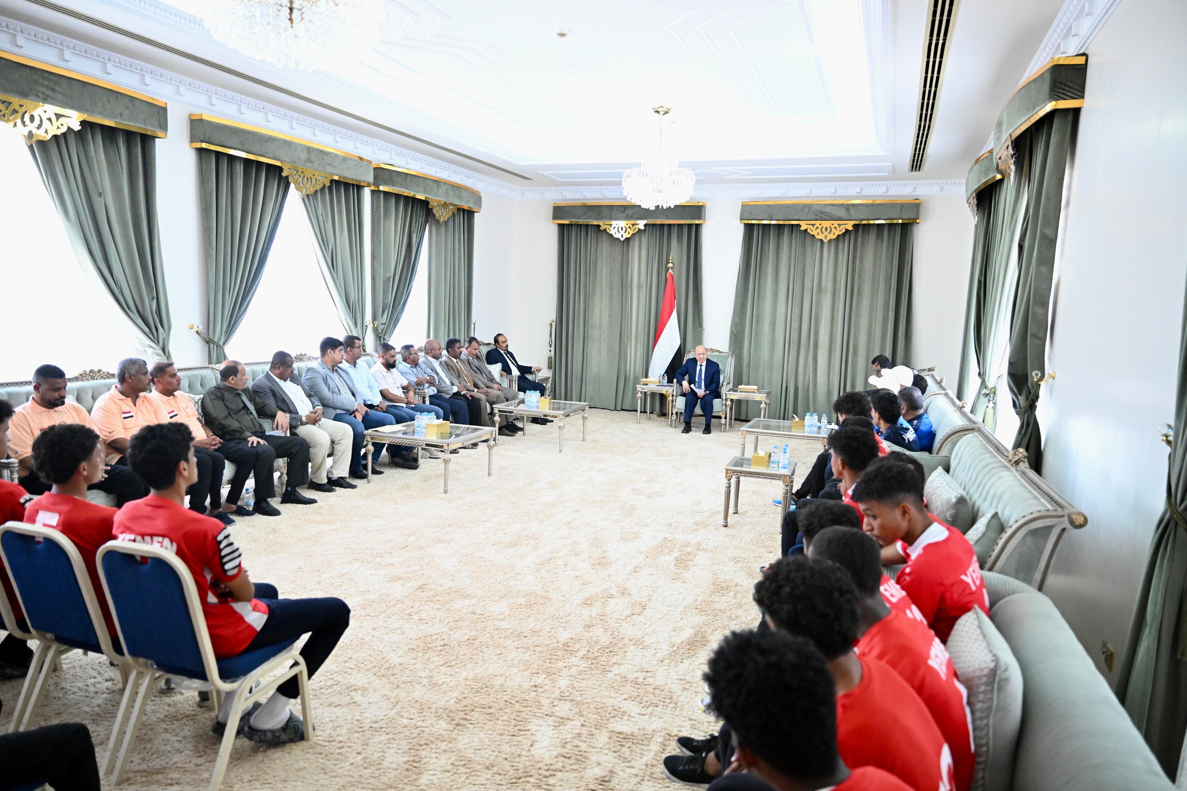 PRESIDENT AL-ALIMI RECEIVES THE NATIONAL DELEGATION OF JUNIOR FOOTBALL AND YOUTH VOLLEYBALL TEAMS (2)