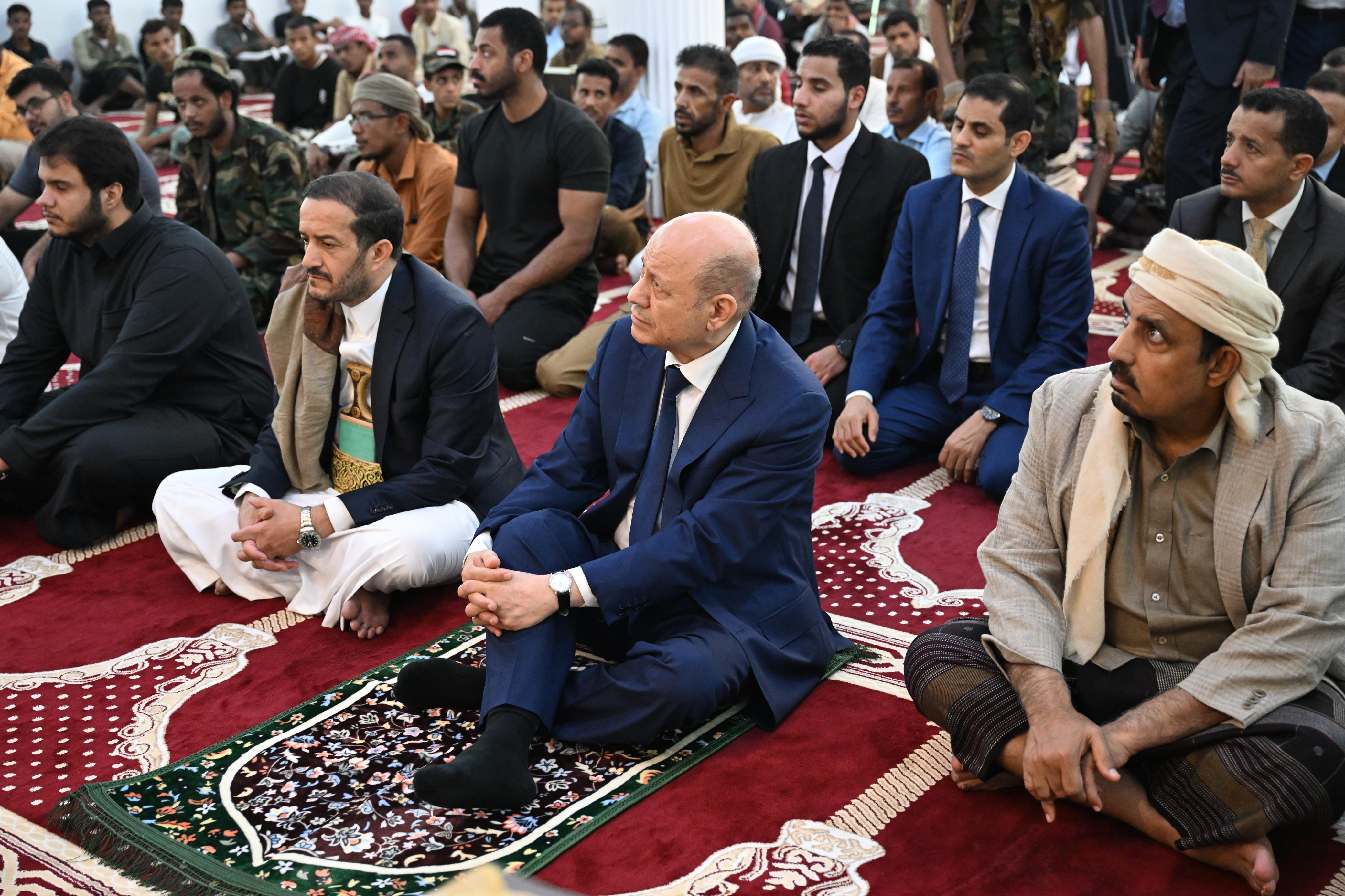 PRESIDENT AL-ALIMI ALONG WITH SHEIKH OTHMAN MUJALI, AND CROWDS OF WORSHIPPERS PERFORM FRIDAY ( JUMU'AH) PRAYER IN AL-MUKALLA