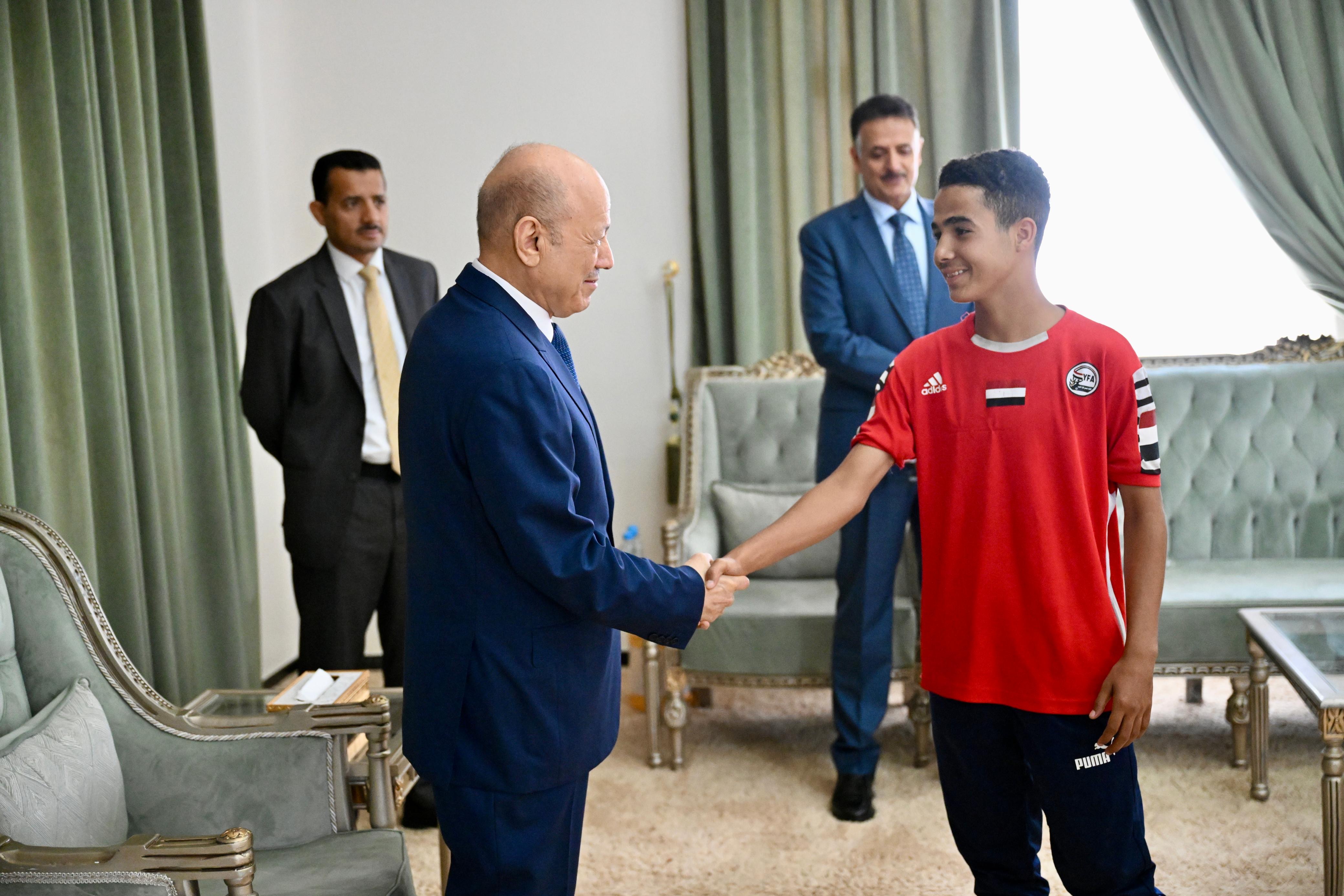 PRESIDENT AL-ALIMI RECEIVES THE NATIONAL DELEGATION OF JUNIOR FOOTBALL AND YOUTH VOLLEYBALL TEAMS (1)