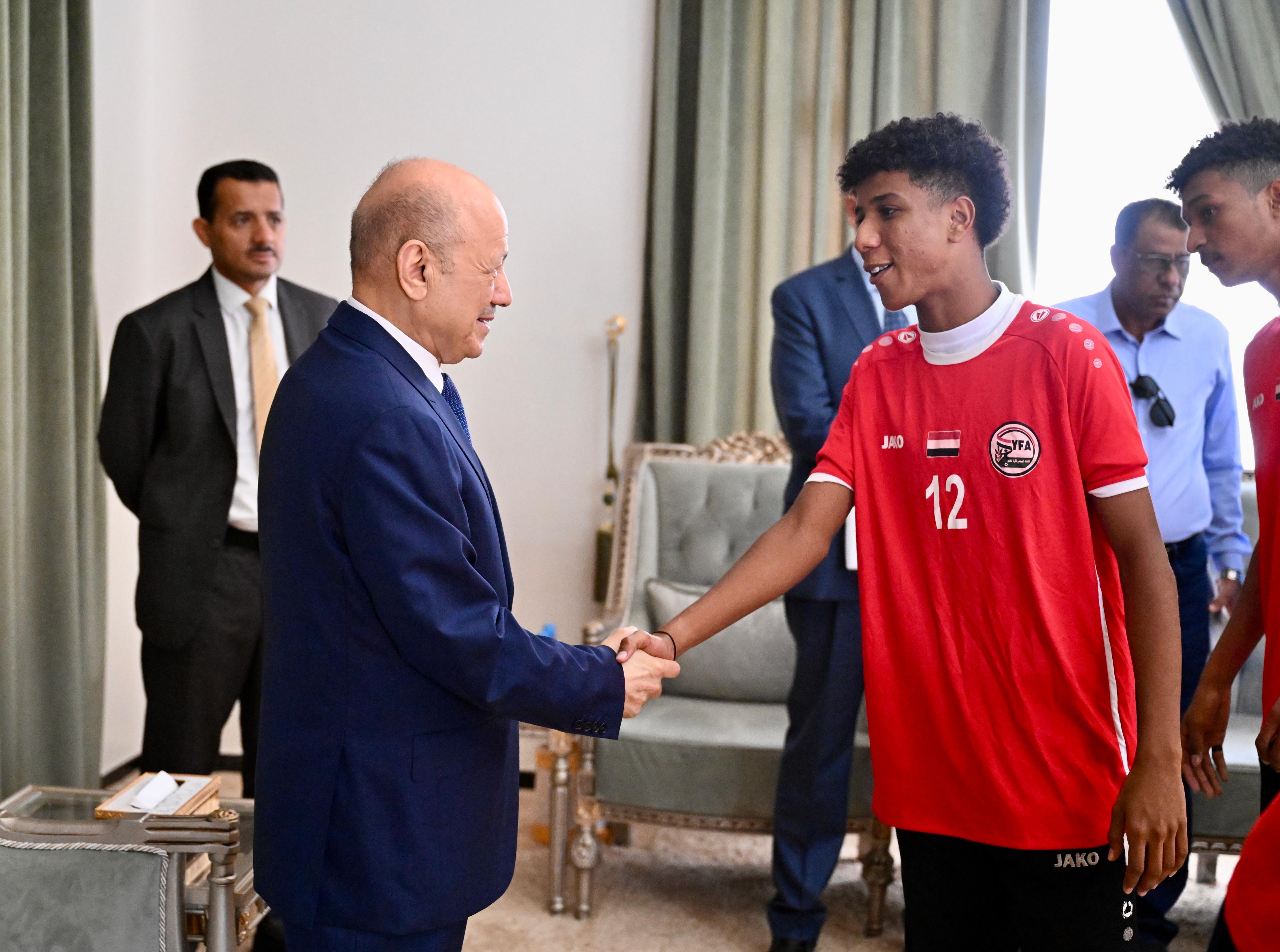 PRESIDENT AL-ALIMI RECEIVES THE NATIONAL DELEGATION OF JUNIOR FOOTBALL AND YOUTH VOLLEYBALL TEAMS (1)