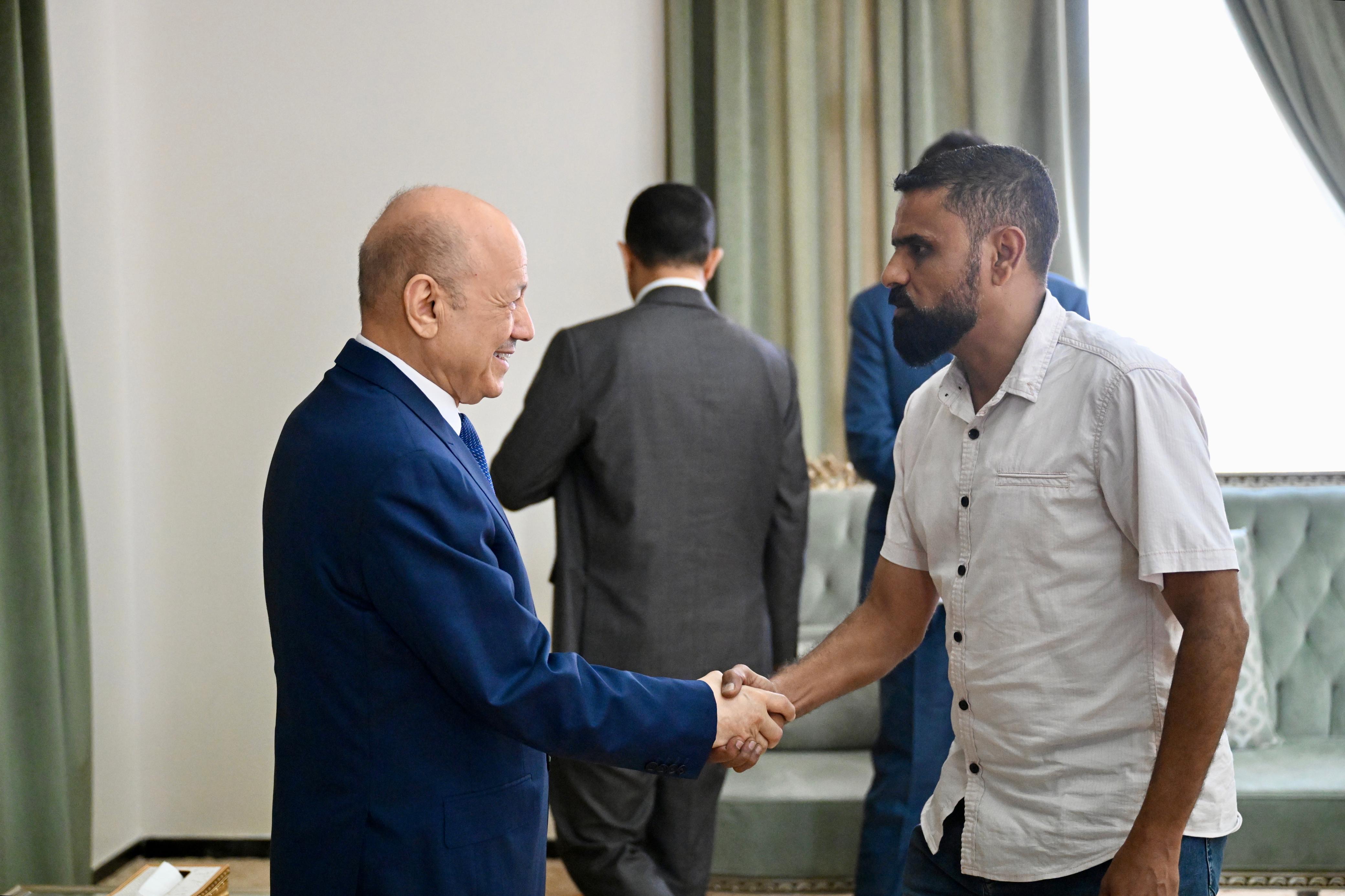 PRESIDENT AL-ALIMI RECEIVES THE NATIONAL DELEGATION OF JUNIOR FOOTBALL AND YOUTH VOLLEYBALL TEAMS (2)