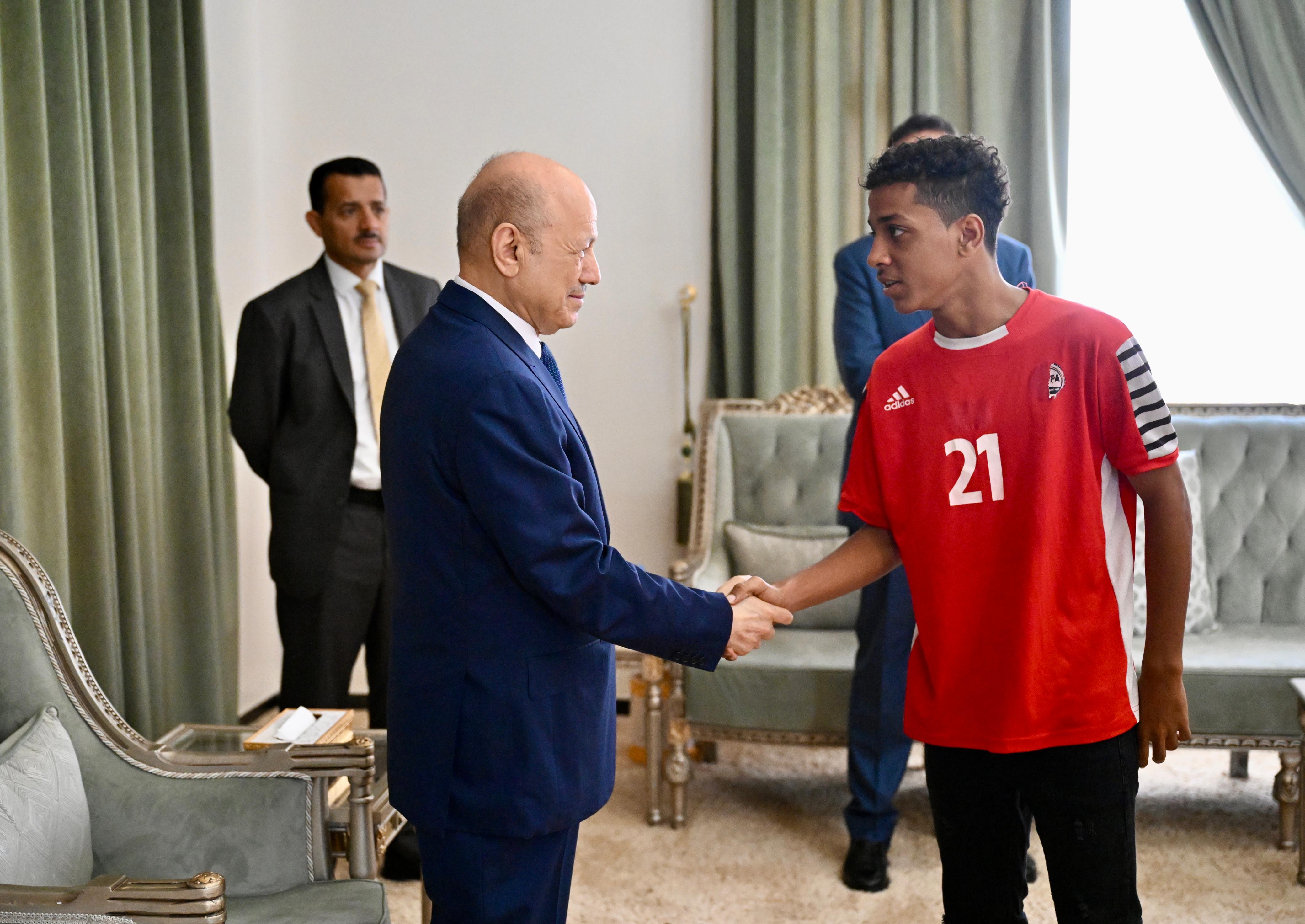 PRESIDENT AL-ALIMI RECEIVES THE NATIONAL DELEGATION OF JUNIOR FOOTBALL AND YOUTH VOLLEYBALL TEAMS (1)