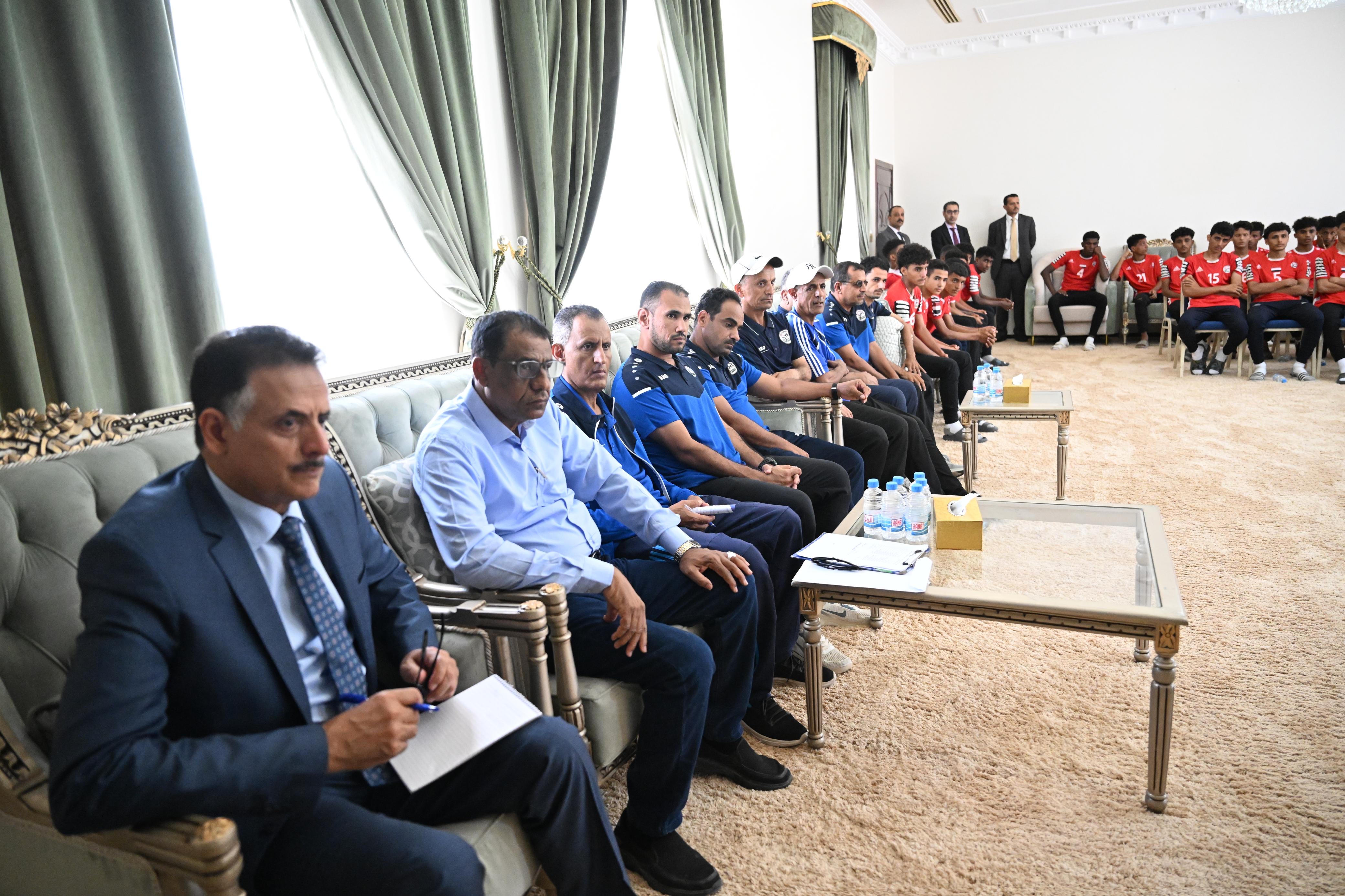 PRESIDENT AL-ALIMI RECEIVES THE NATIONAL DELEGATION OF JUNIOR FOOTBALL AND YOUTH VOLLEYBALL TEAMS (2)