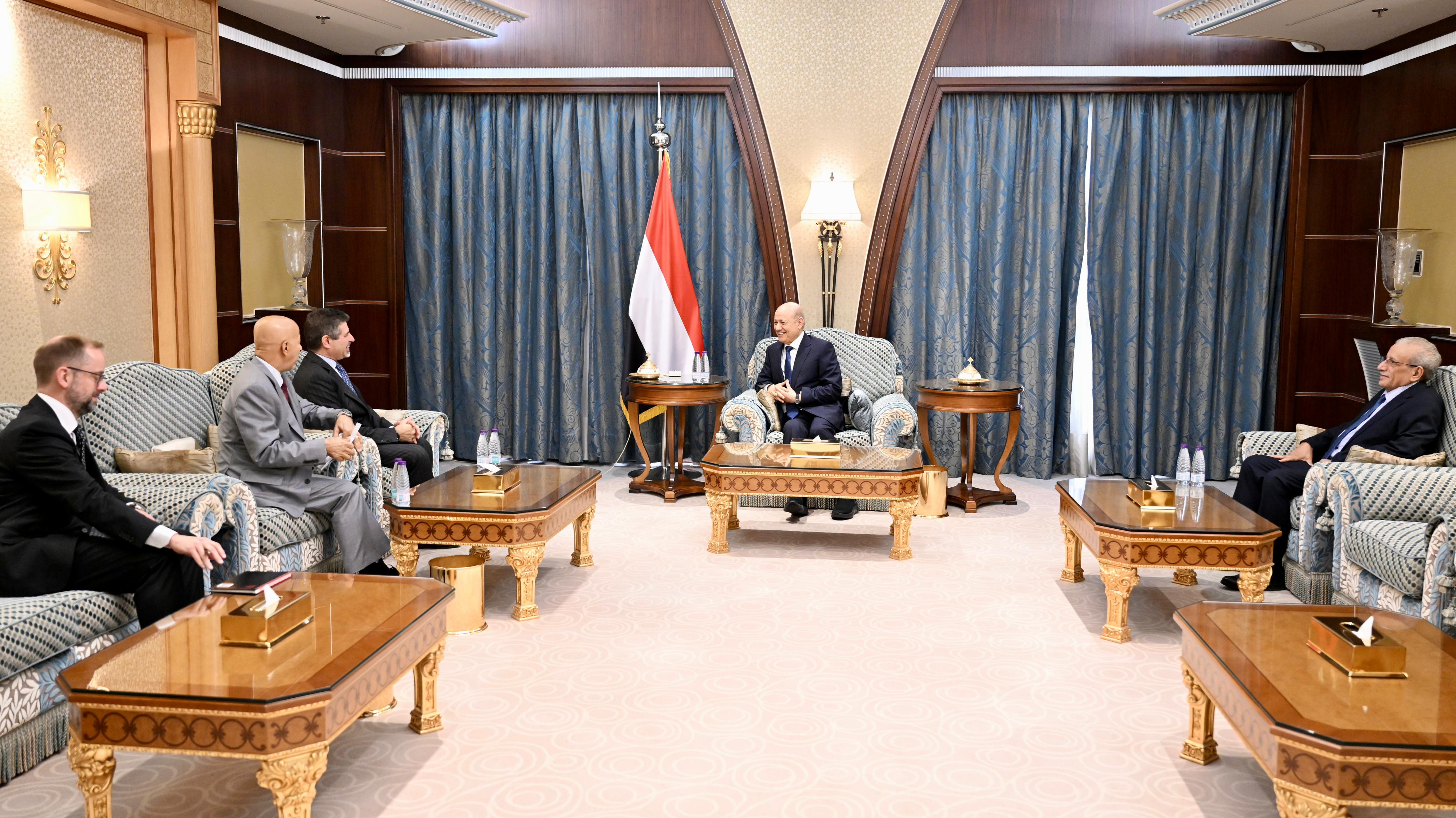 The President receives the American Ambassador to discuss bilateral relations and developments in the Yemeni situation