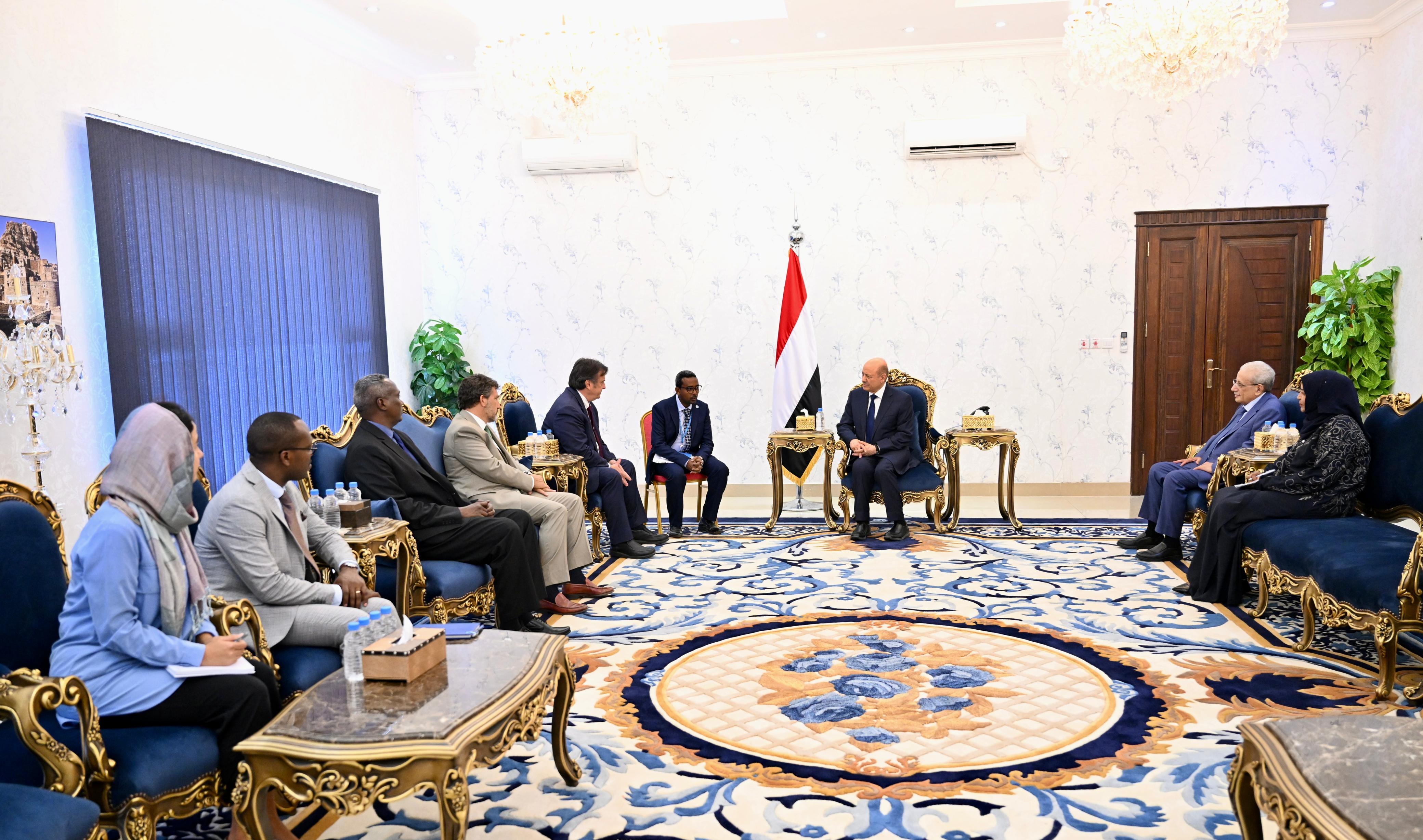 President al-Alimi receives UN Coordinator for Humanitarian Affairs in Aden 