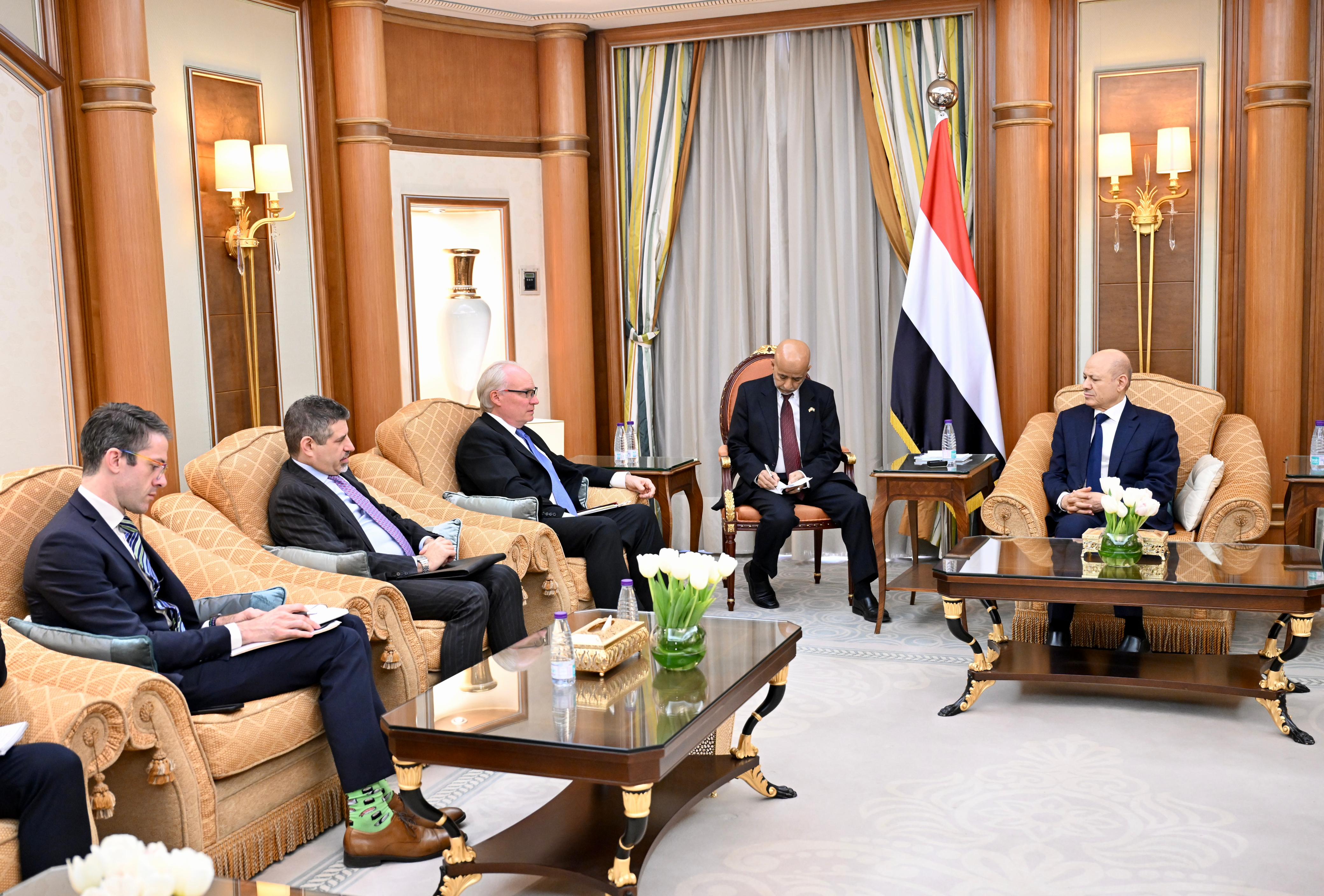 President Al-Alimi receives US Envoy for Yemen