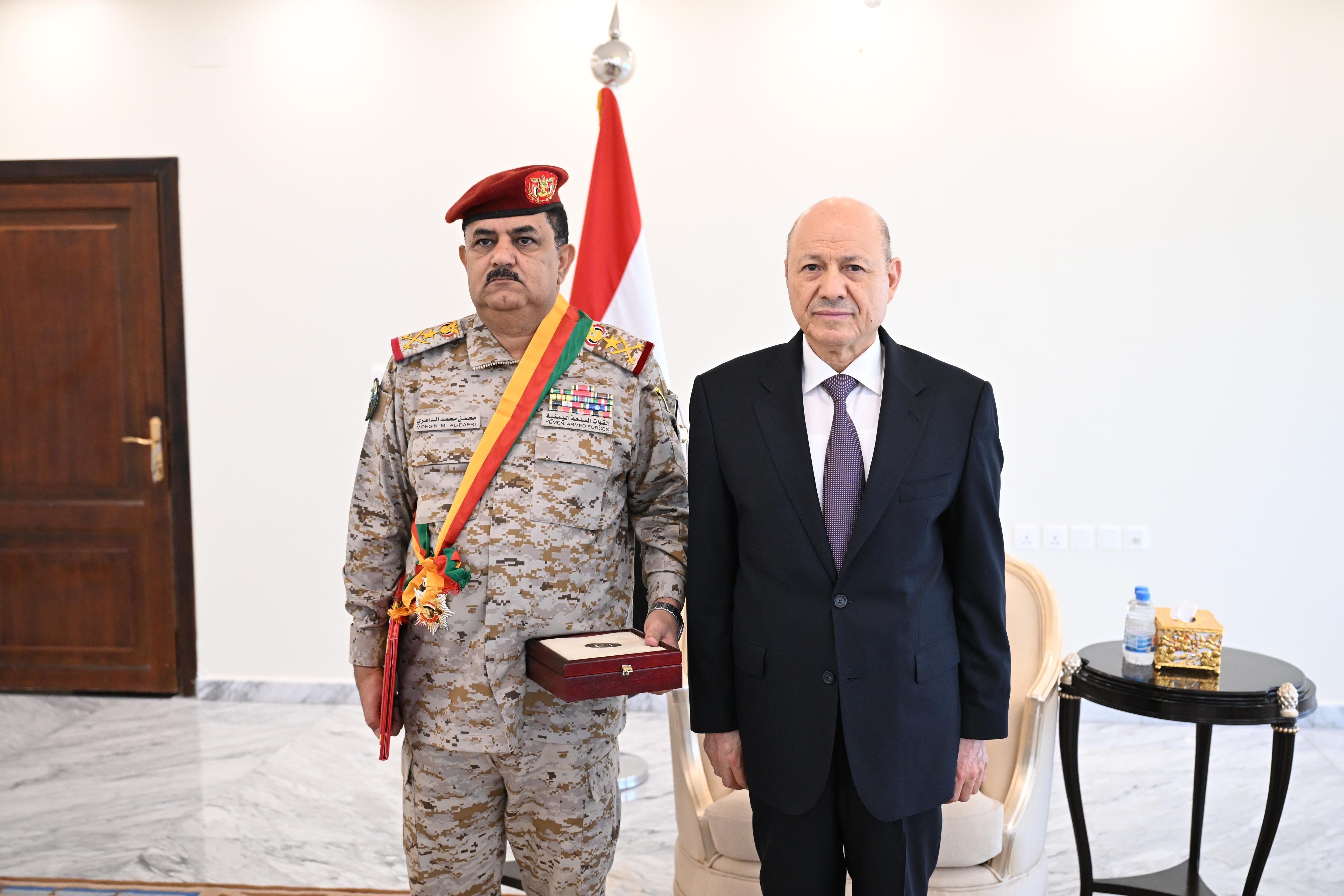 President Al-Alimi honors martyrs and wounded of the armed and security forces and a number of struggling leaders