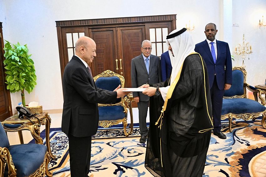 President Al-Alimi receives credentials of Ambassador of Bahrain in Aden 