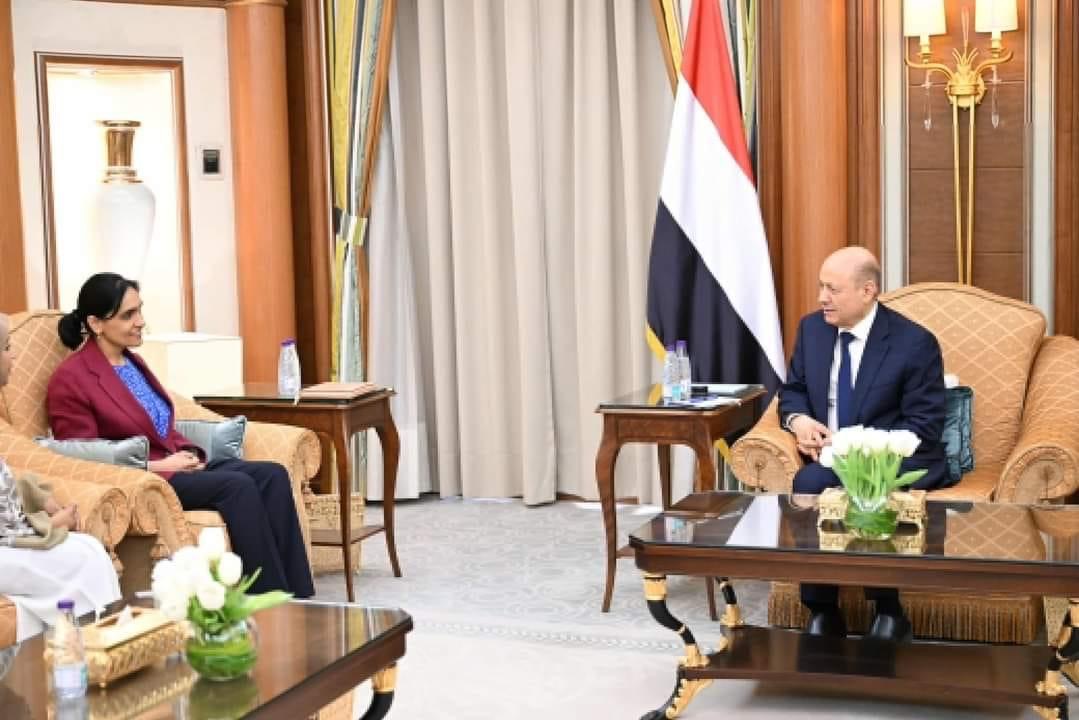 President Al-Alimi receives UK Ambassador to Yemen