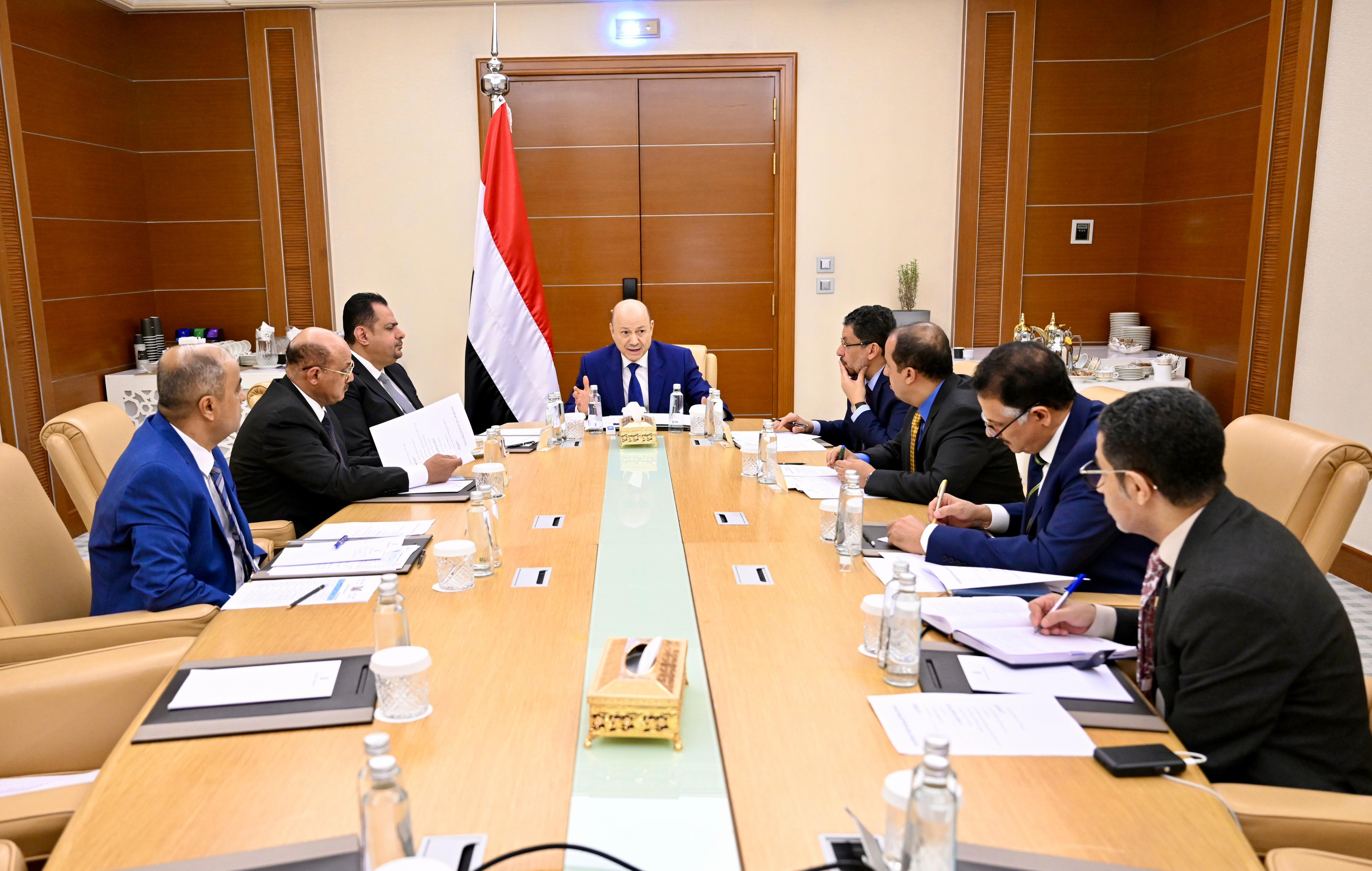 President Al-Alimi meets with the Prime Minister and officials concerned with economic, political and media affairs