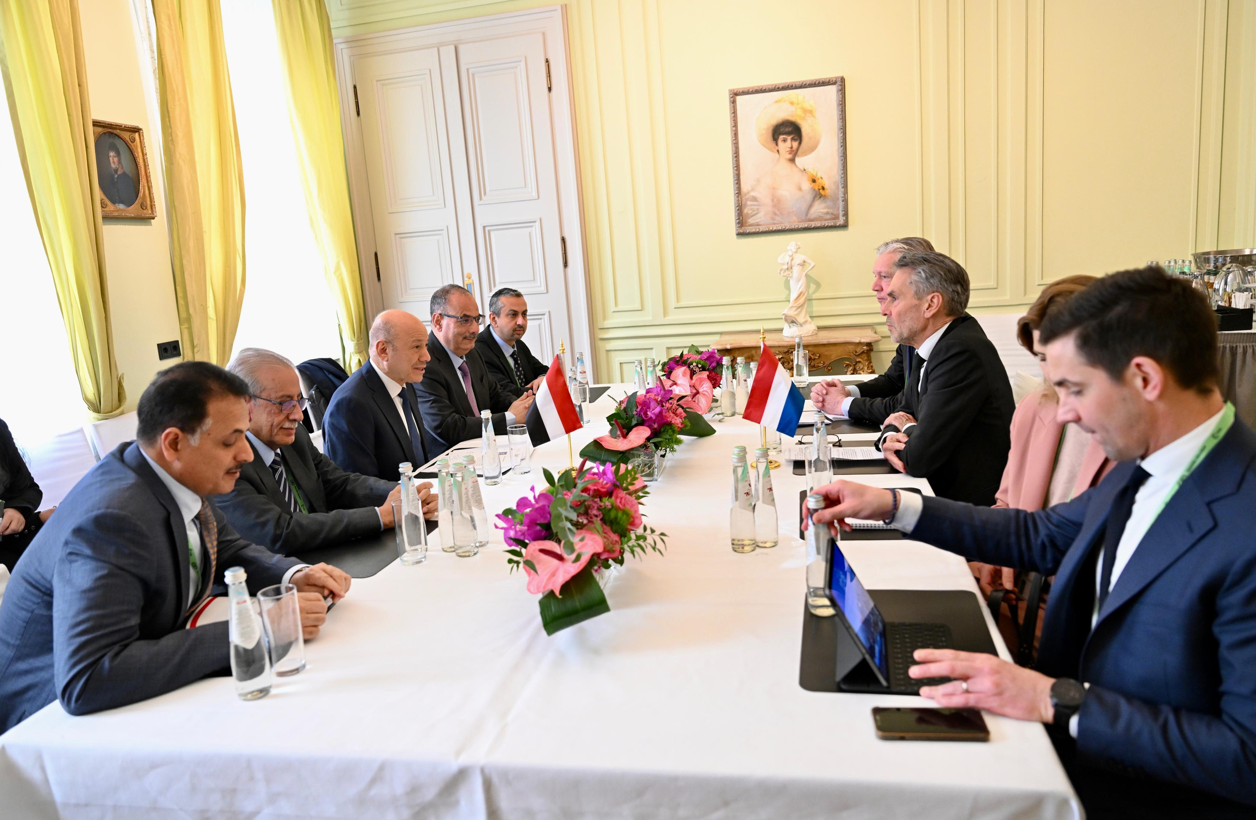 President Al-Alimi Discusses with Dutch PM Bilateral Cooperation in Service Sectors